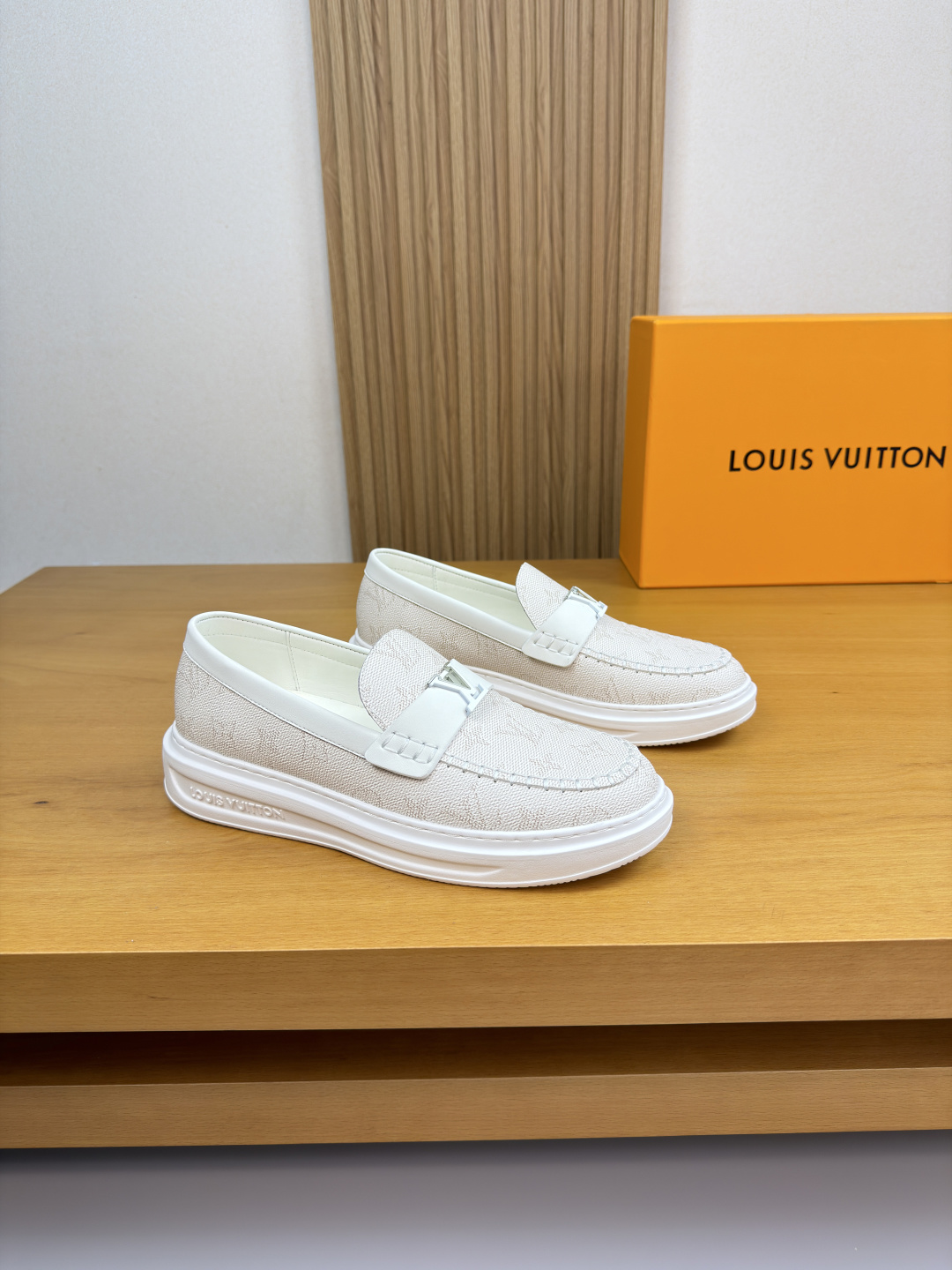 루이비통(LV) 나파 레더 & 모노그램 마크 스티치 스니커즈 슬립온 로퍼 신발