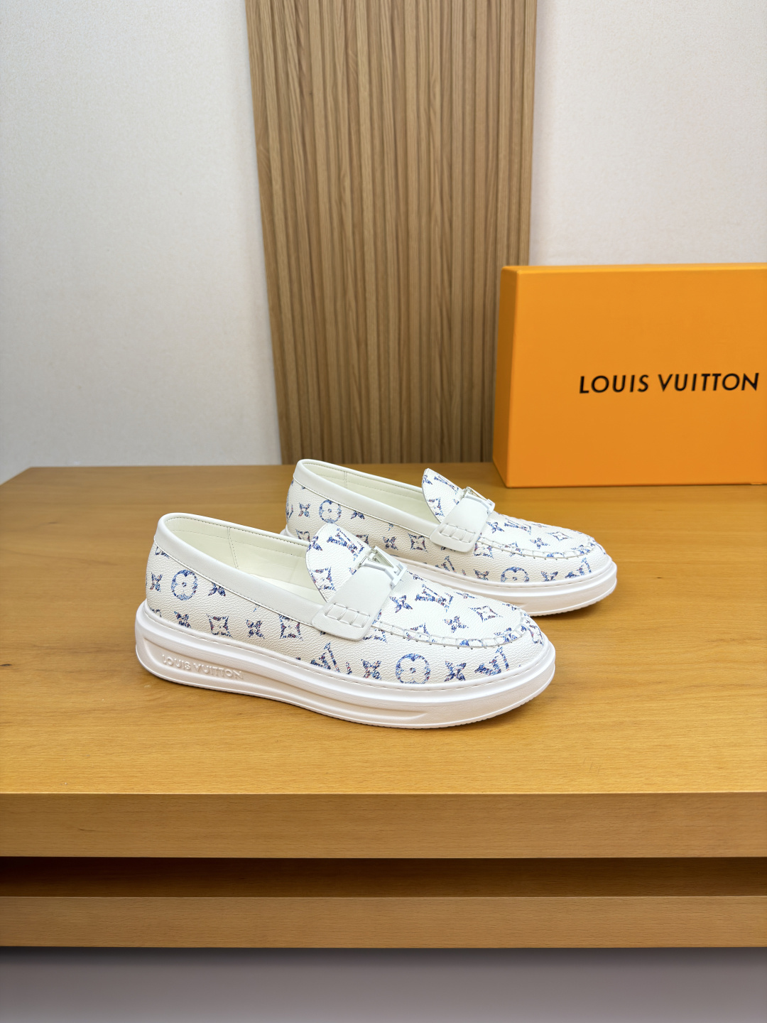 루이비통(LV) 나파 레더 & 모노그램 마크 스티치 스니커즈 슬립온 로퍼 신발