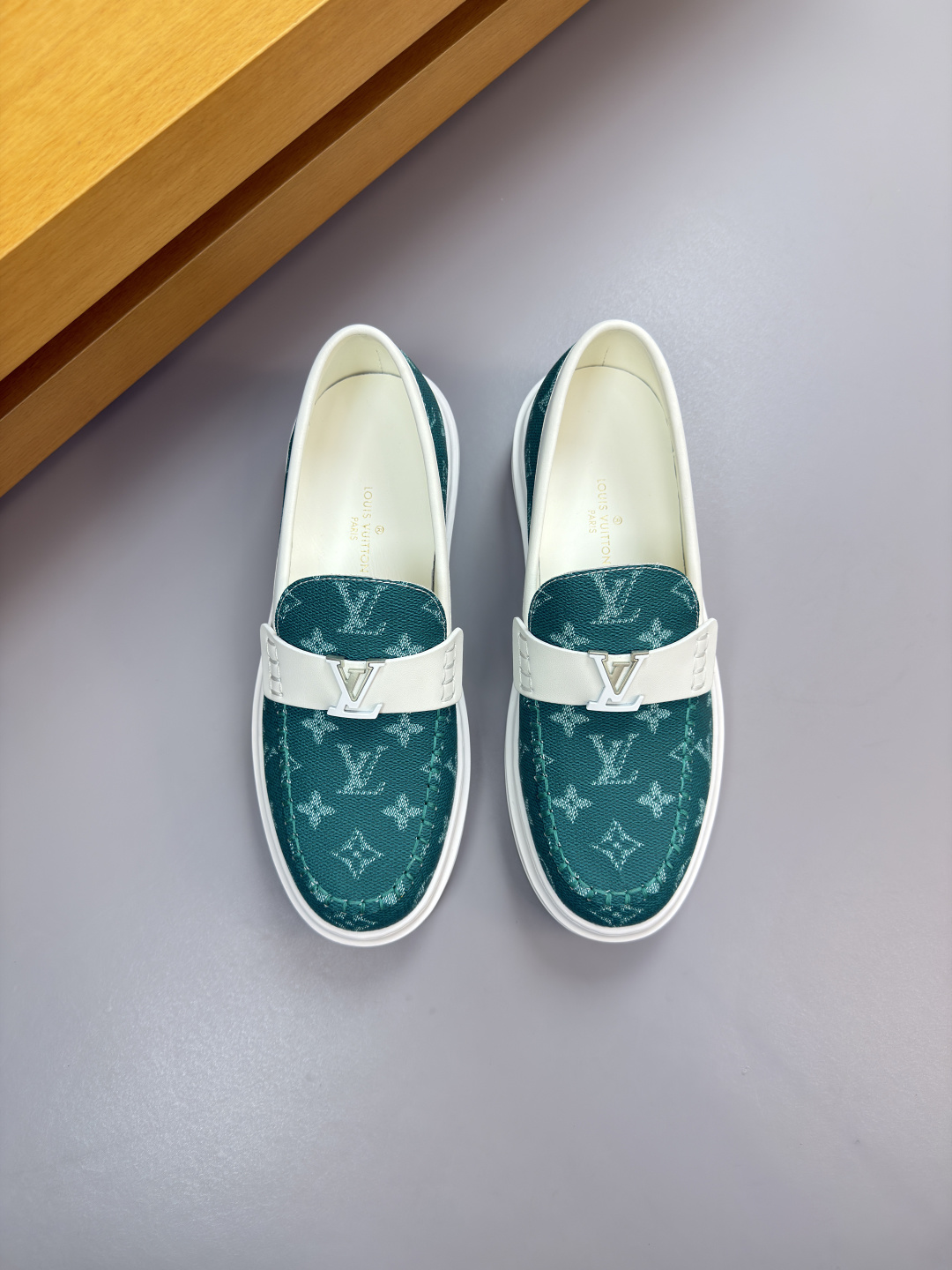 루이비통(LV) 나파 레더 & 모노그램 마크 스티치 스니커즈 슬립온 로퍼 신발