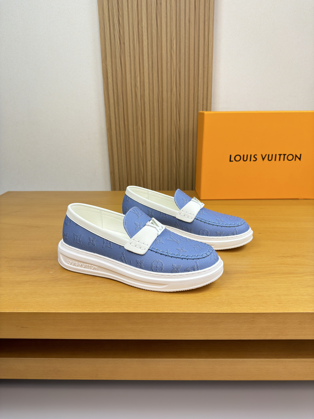 루이비통(LV) 나파 레더 & 모노그램 마크 스티치 스니커즈 슬립온 로퍼 신발