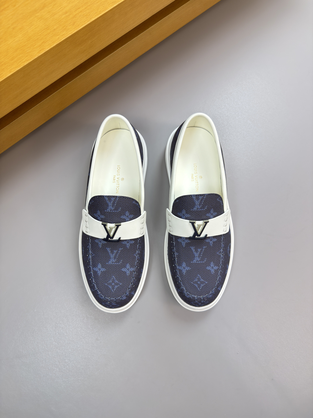 루이비통(LV) 나파 레더 & 모노그램 마크 스티치 스니커즈 슬립온 로퍼 신발