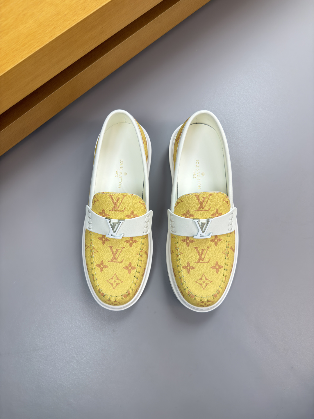 루이비통(LV) 나파 레더 & 모노그램 마크 스티치 스니커즈 신발
