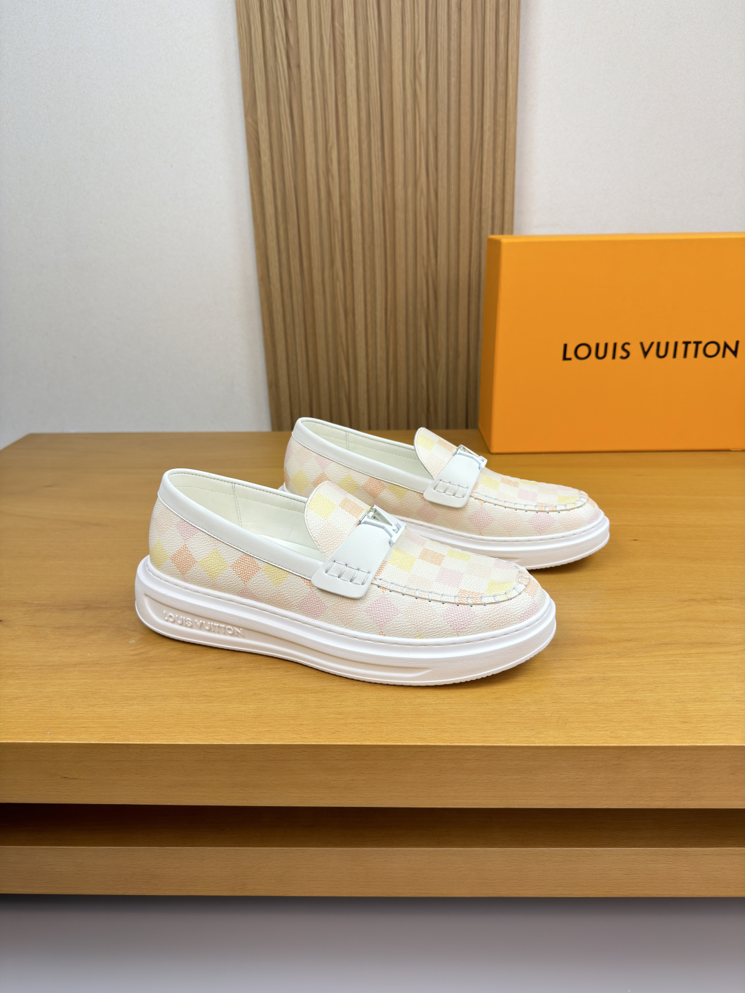 루이비통(LV) 나파 레더 & 모노그램 마크 스티치 스니커즈 신발