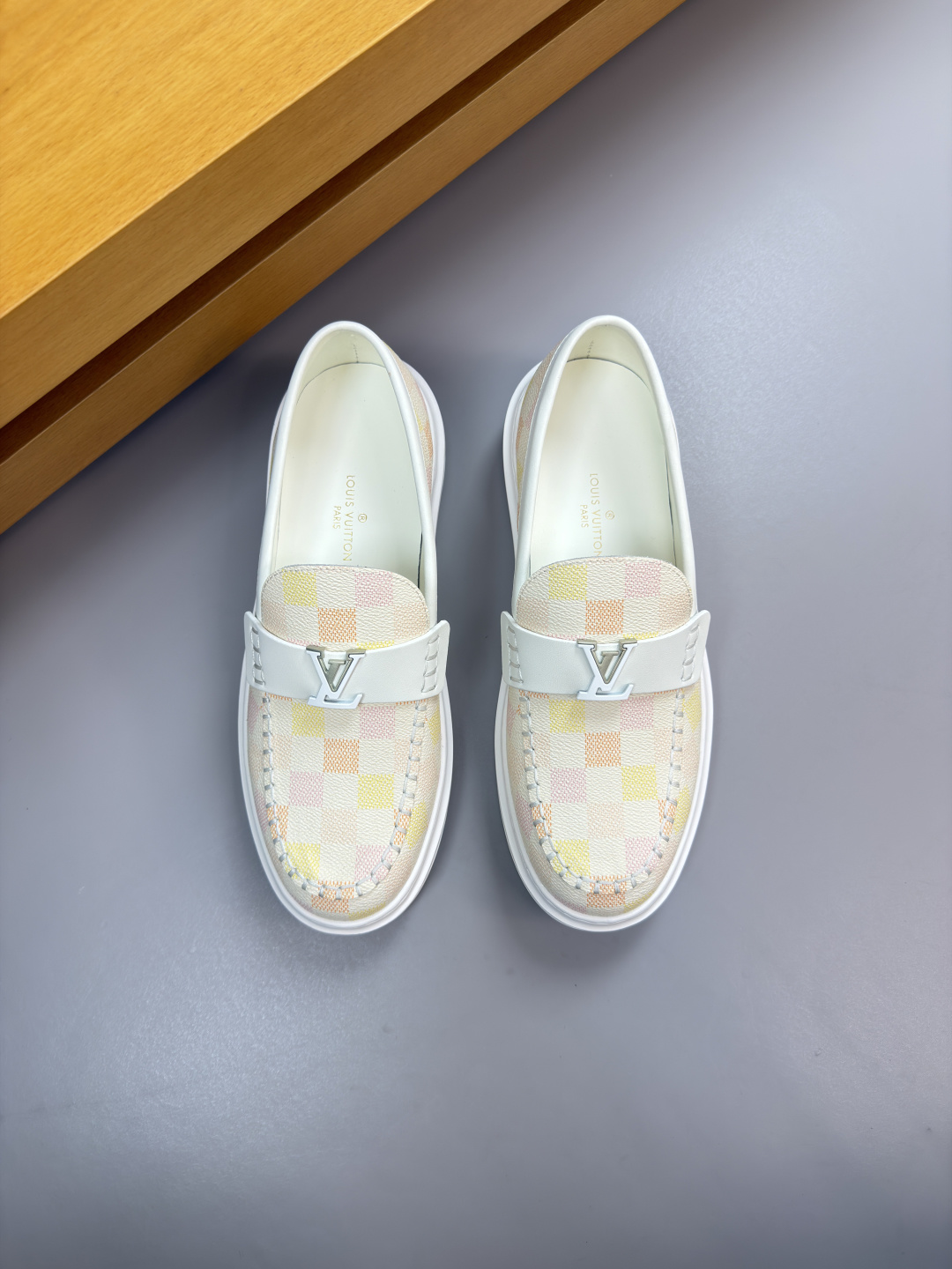 루이비통(LV) 나파 레더 & 모노그램 마크 스티치 스니커즈 신발