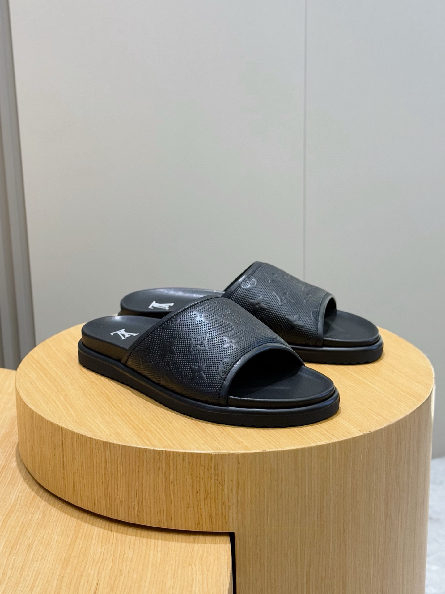 루이비통(LV) 오아시스(OASIS) 모노그램 스웨이드 뮬 슬리퍼 샌들 신발