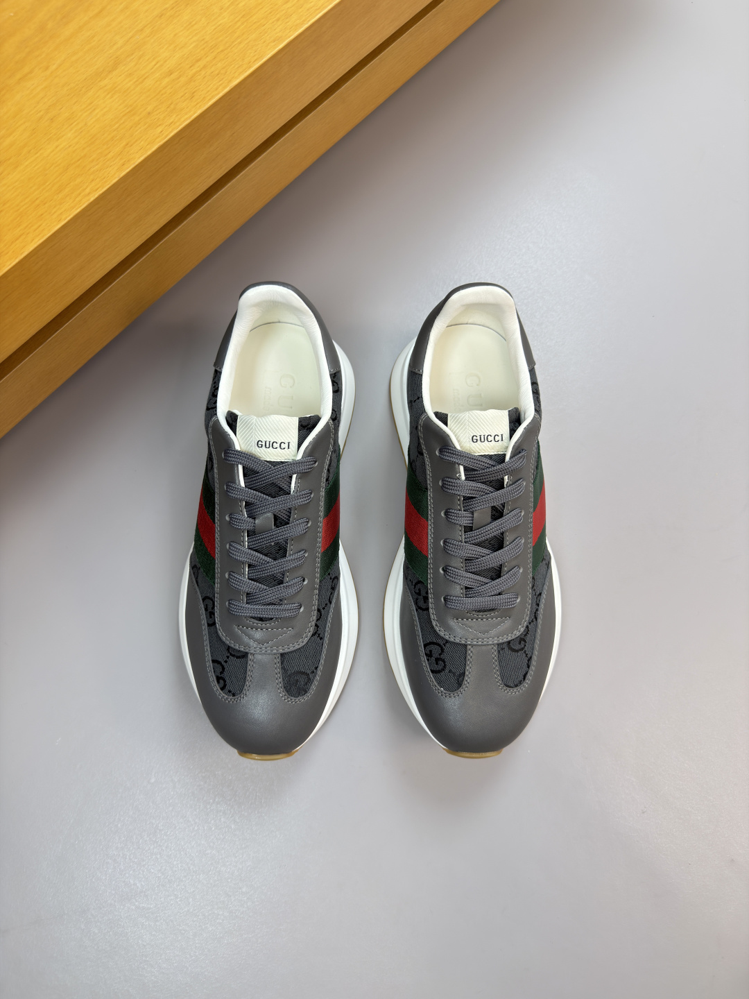 구찌(Gucci) 나파 레더 & 시그니처 웹(Web) 스니커즈 신발
