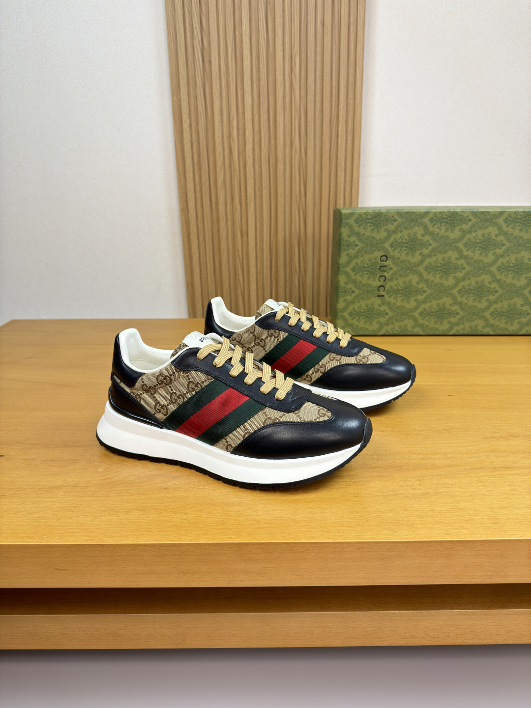 구찌(Gucci) 나파 레더 & 시그니처 웹(Web) 스니커즈 신발