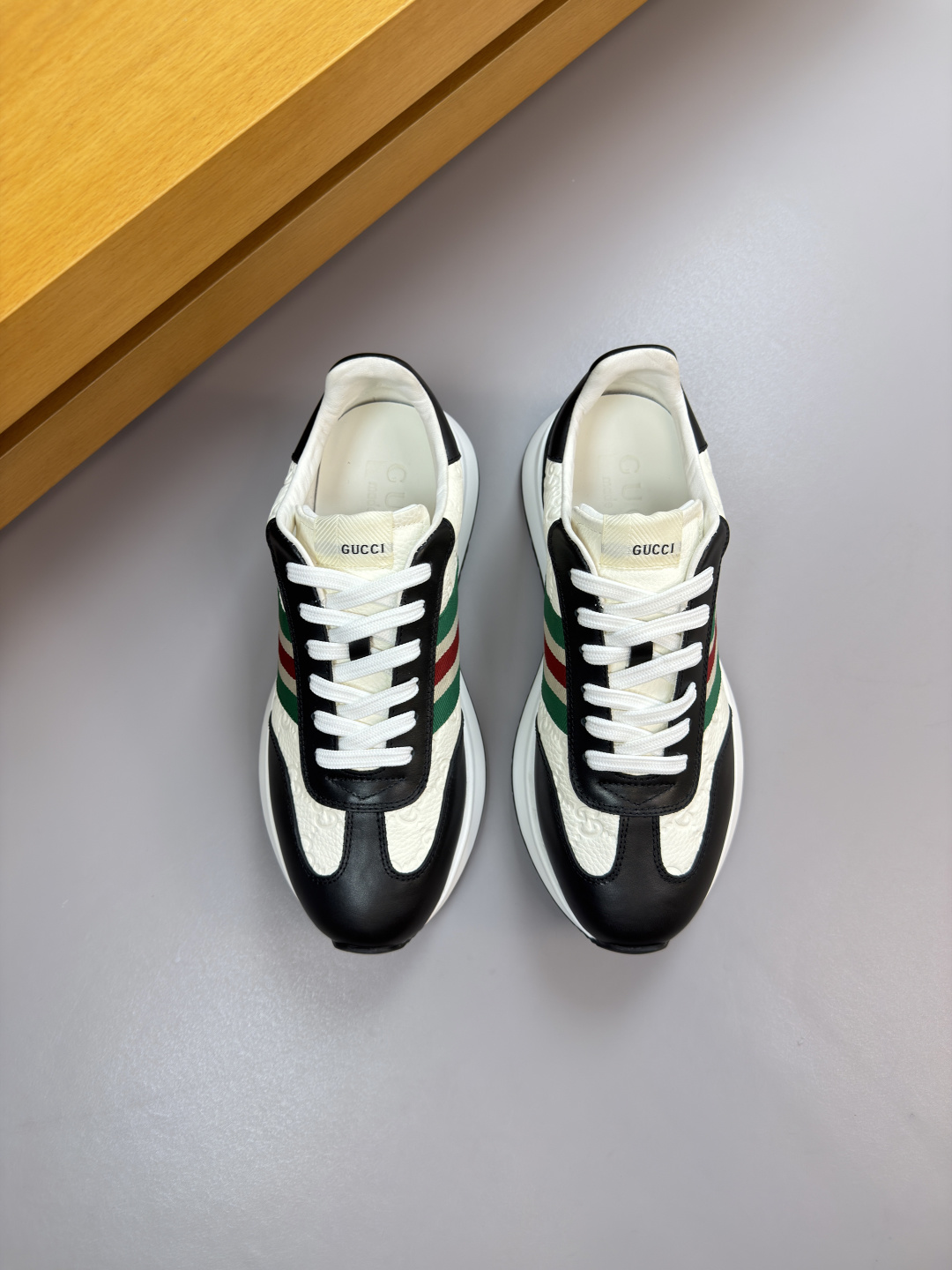 구찌(Gucci) 나파 & 리치 엠보싱 웹(Web) 스니커즈 신발