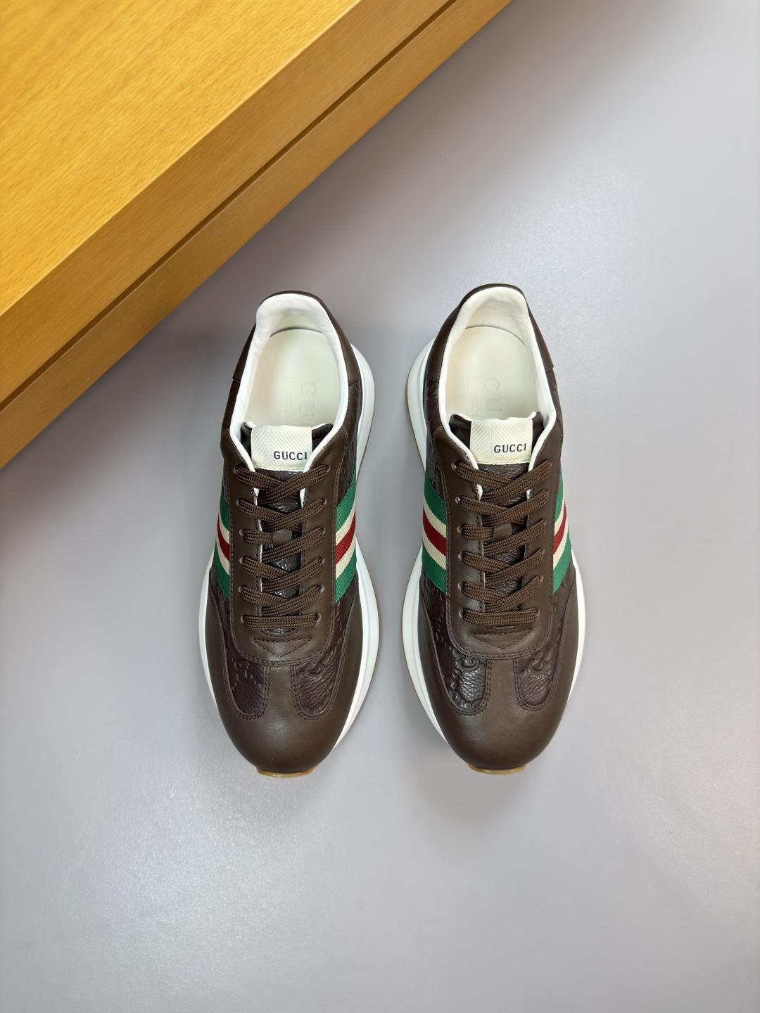 구찌(Gucci) 나파 & 리치 엠보싱 웹(Web) 스니커즈 신발