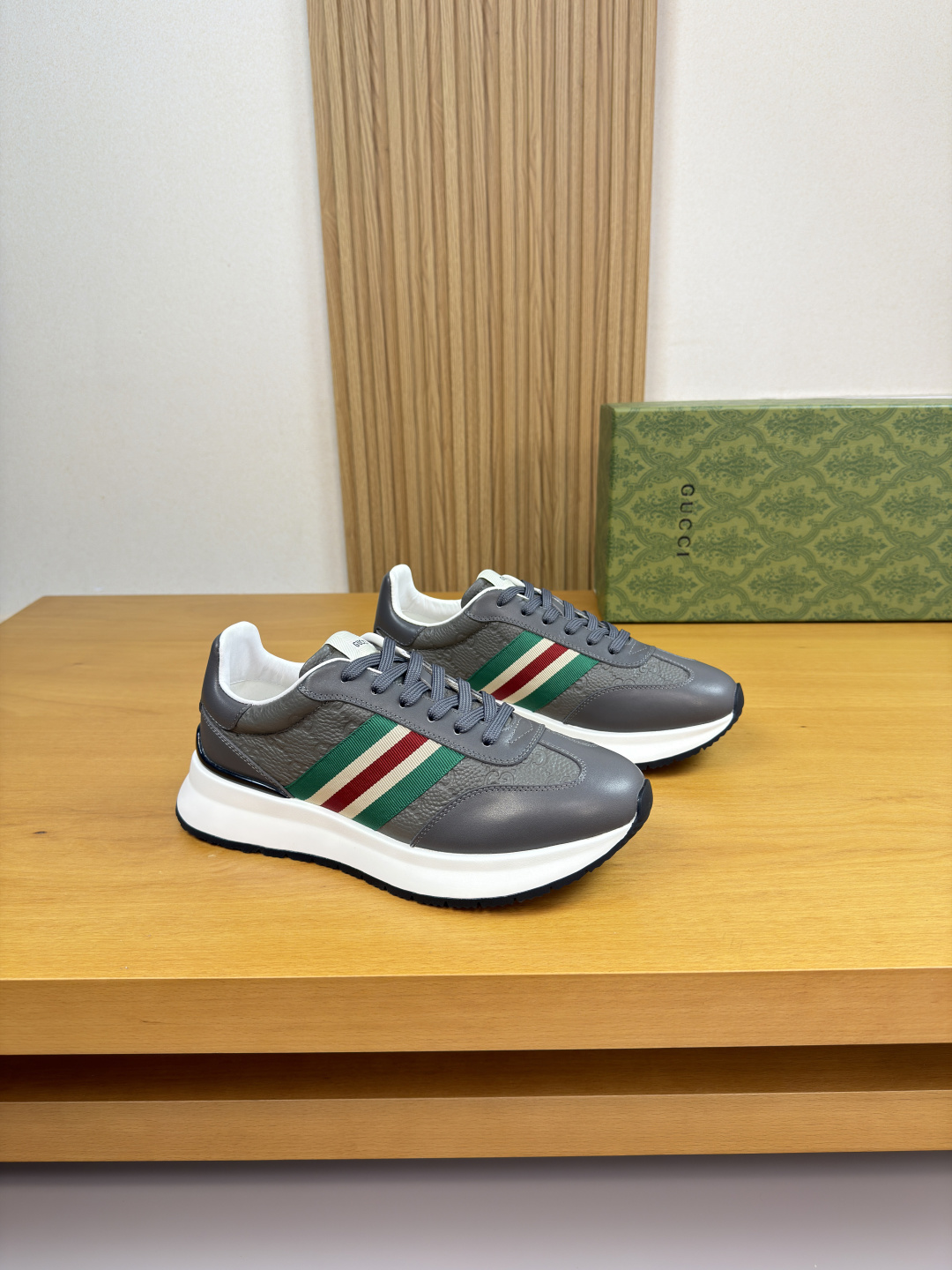 구찌(Gucci) 나파 & 리치 엠보싱 웹(Web) 스니커즈 신발