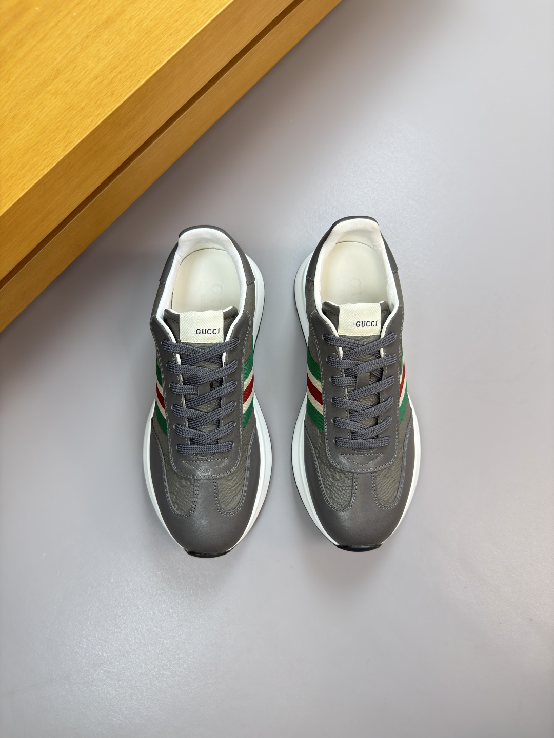 구찌(Gucci) 나파 & 리치 엠보싱 웹(Web) 스니커즈 신발