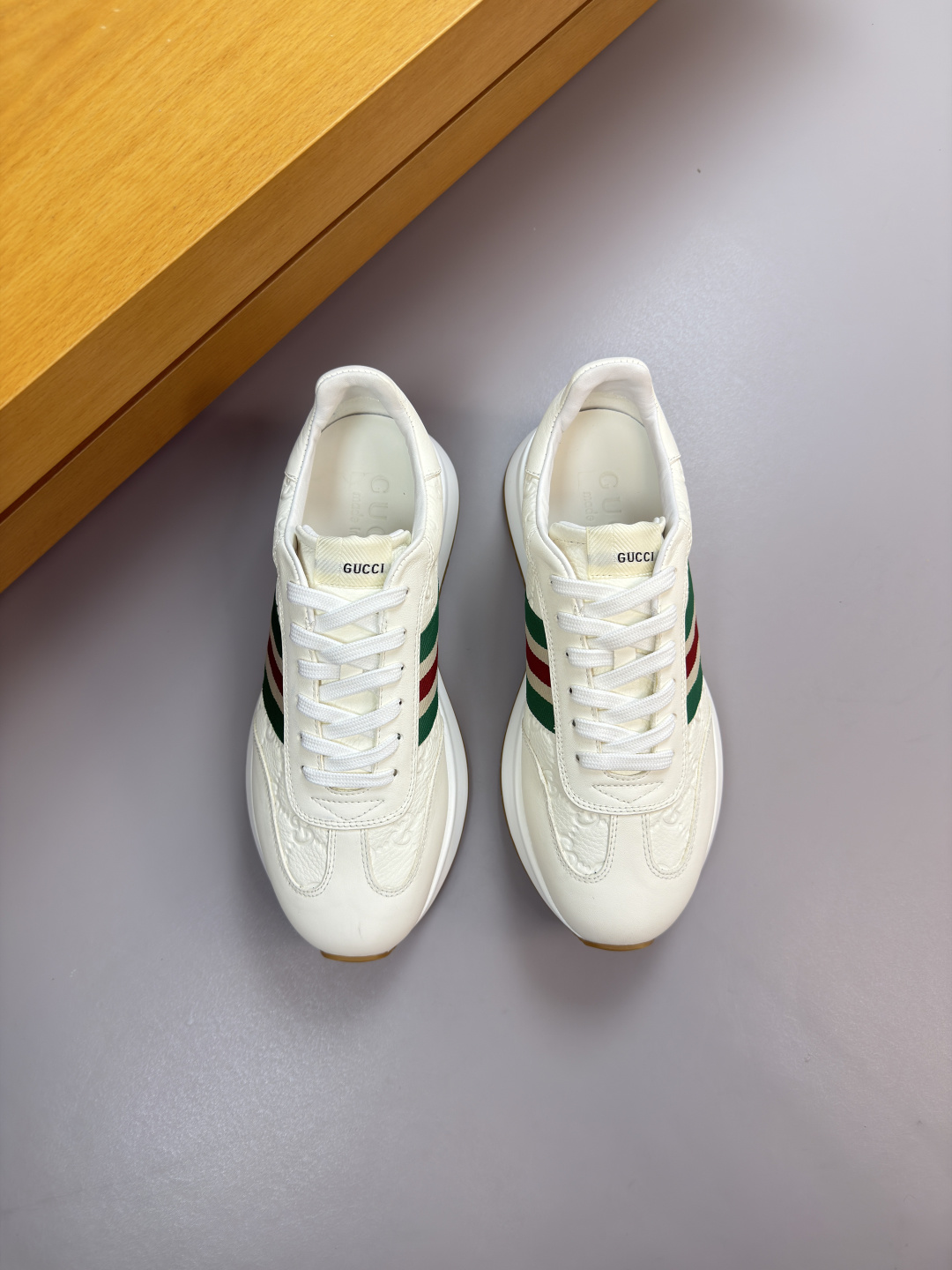 구찌(Gucci) 나파 & 리치 엠보싱 웹(Web) 스니커즈 신발