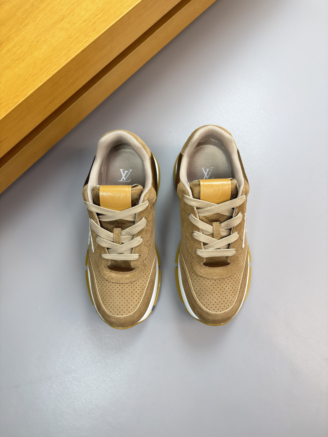 루이비통(LV) 스웨이드 & 펀칭 레더 스니커즈 신발