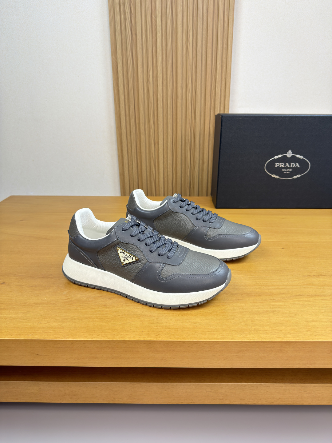 프라다(Prada) 나파 & 리치 레더 메탈 로고 스니커즈 신발