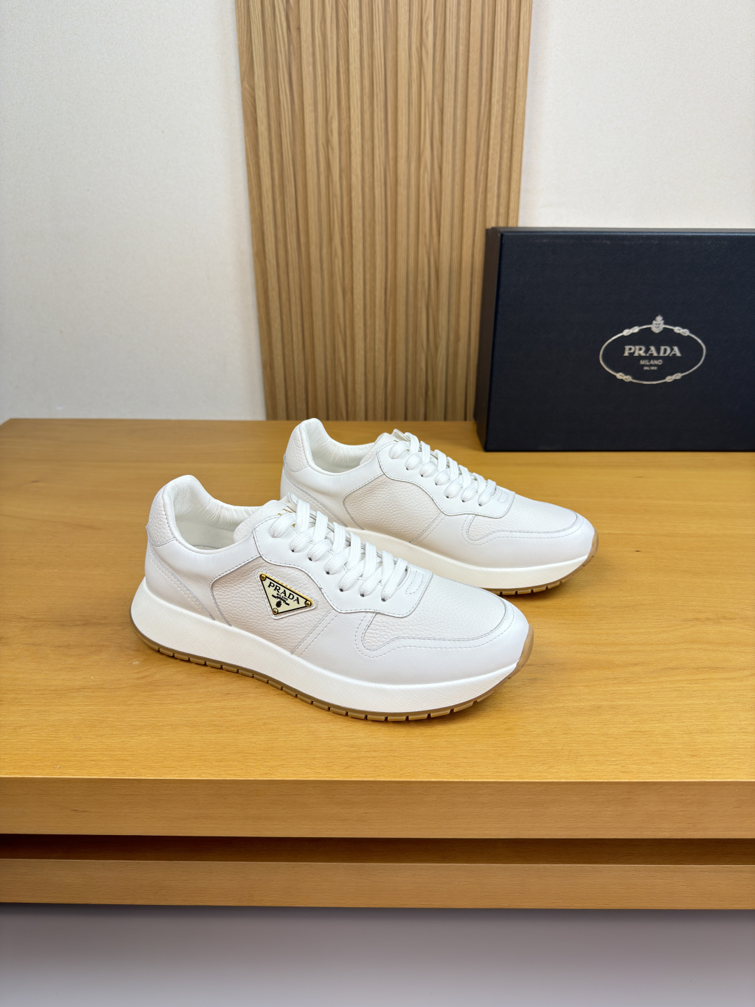 프라다(Prada) 나파 & 리치 레더 메탈 로고 스니커즈 신발