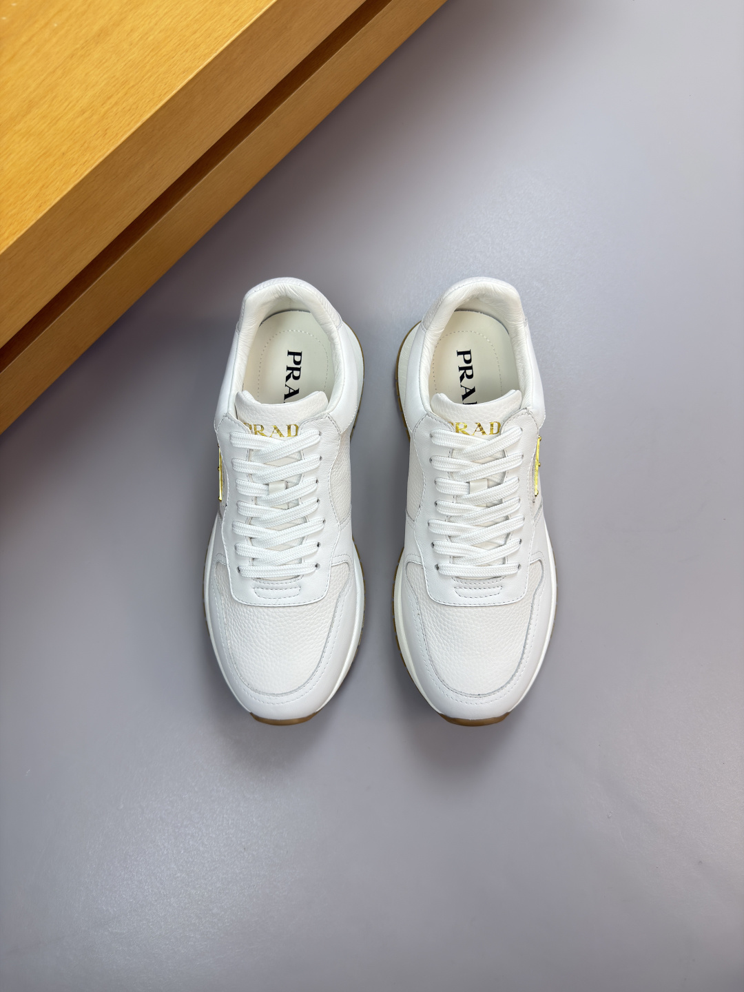 프라다(Prada) 나파 & 리치 레더 메탈 로고 스니커즈 신발