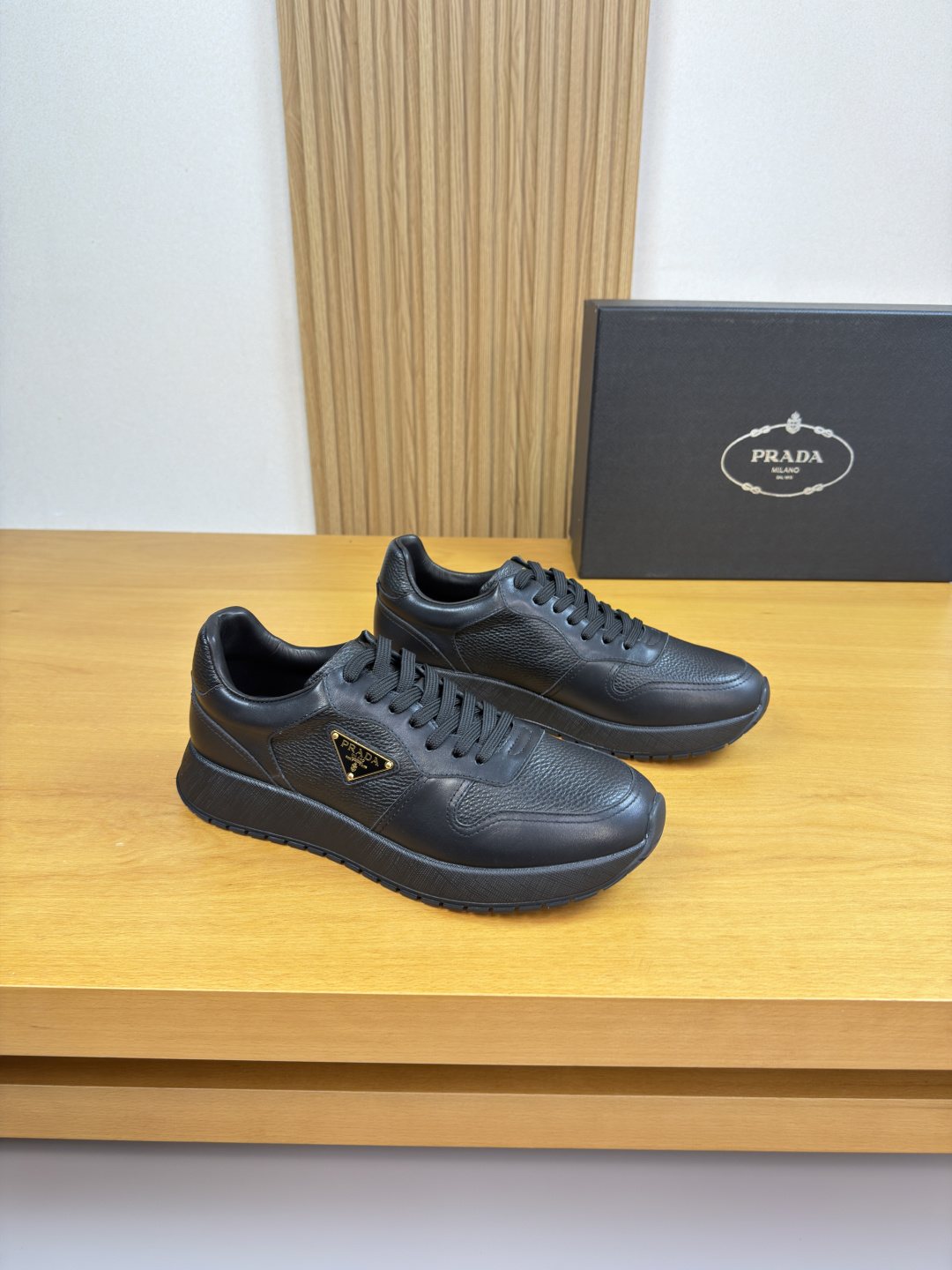 프라다(Prada) 나파 & 리치 레더 메탈 로고 스니커즈 신발