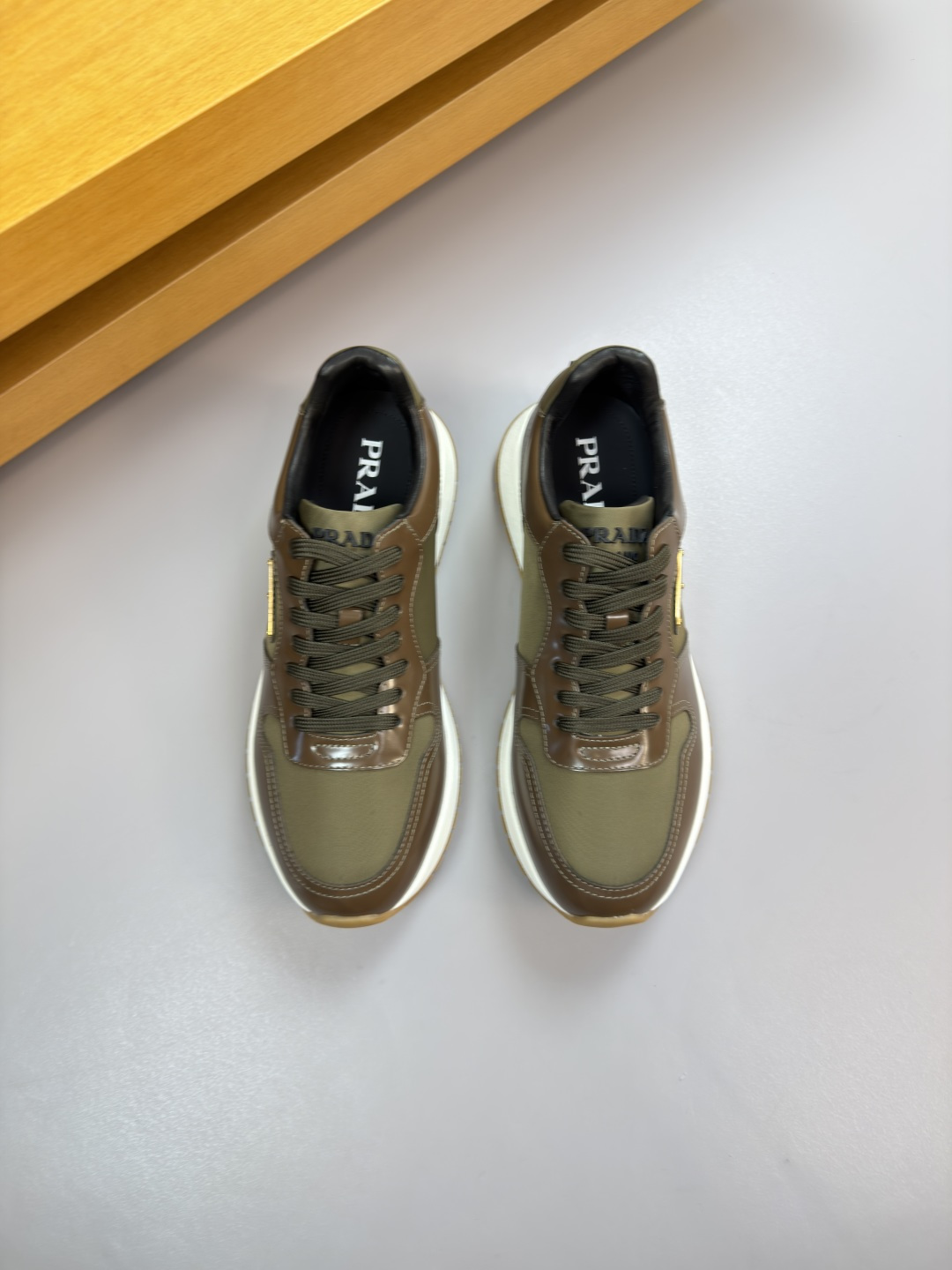 프라다(Prada) 광택 레더 & 캔버스 메탈 로고 스니커즈 신발