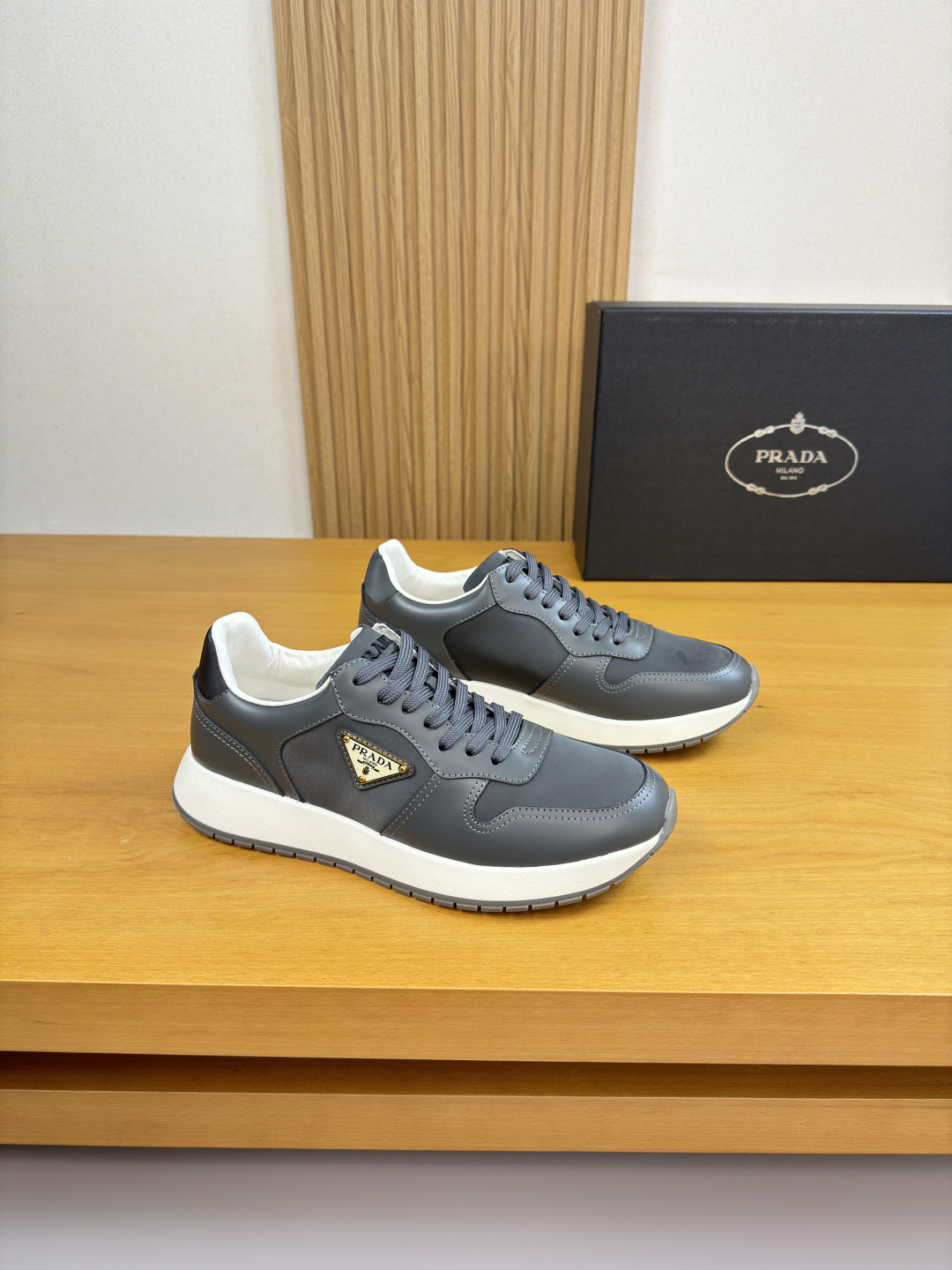 프라다(Prada) 광택 레더 & 캔버스 메탈 로고 스니커즈 신발