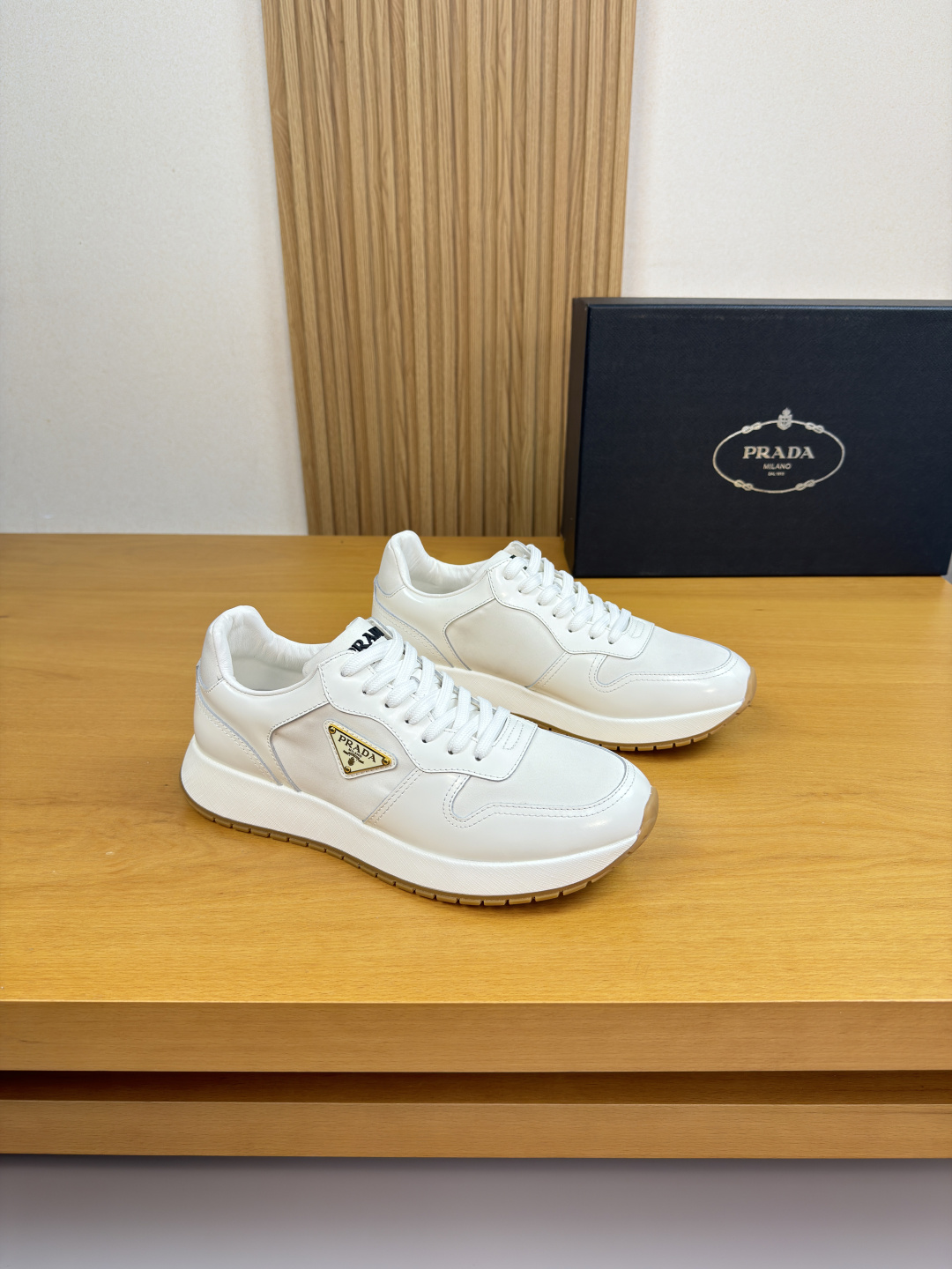 프라다(Prada) 광택 레더 & 캔버스 메탈 로고 스니커즈 신발