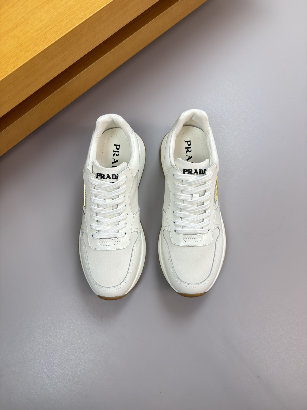 프라다(Prada) 광택 레더 & 캔버스 메탈 로고 스니커즈 신발