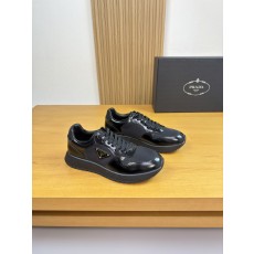 프라다(Prada) 광택 레더 & 캔버스 메탈 로고 스니커즈 신발