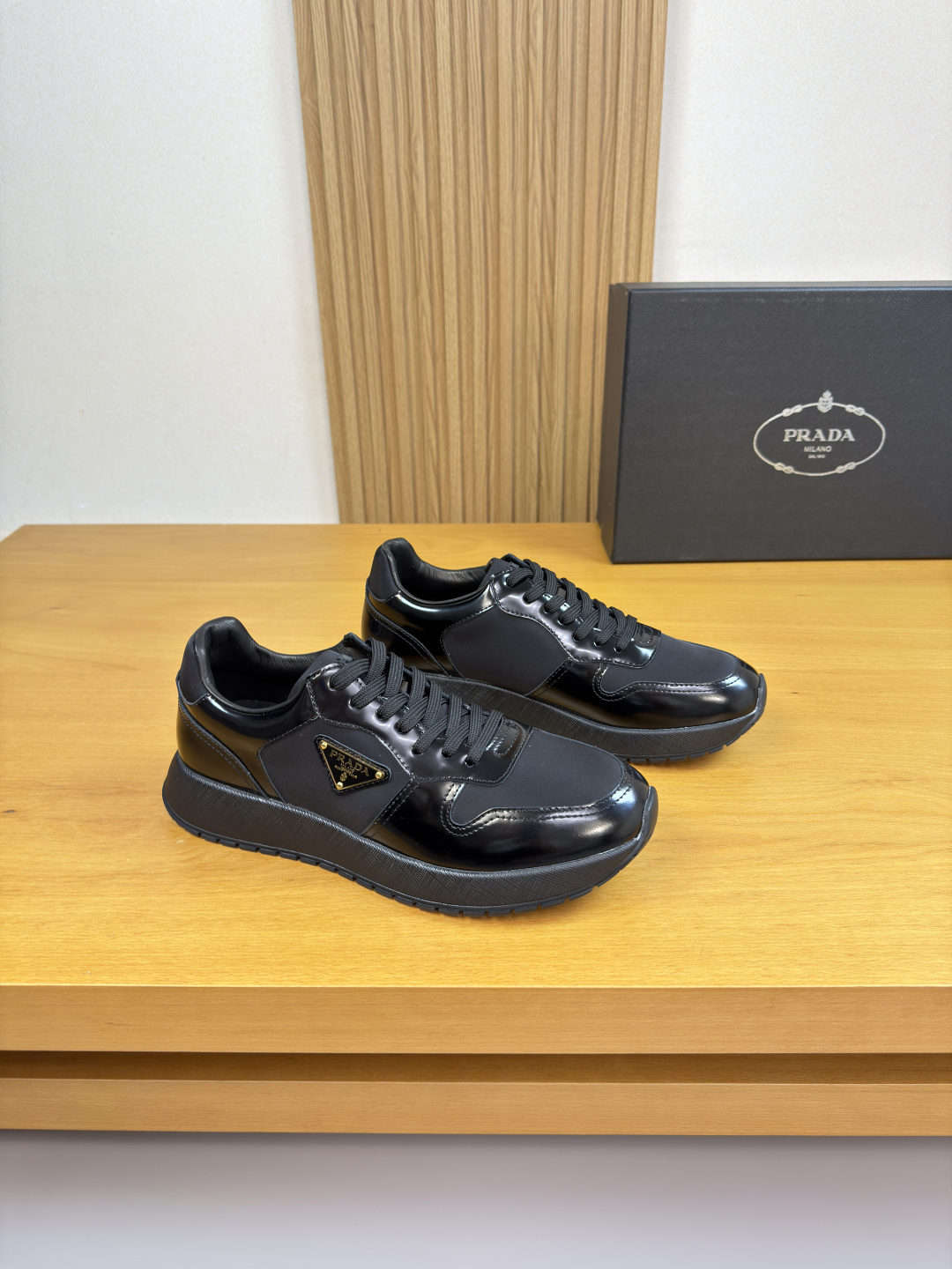 프라다(Prada) 광택 레더 & 캔버스 메탈 로고 스니커즈 신발