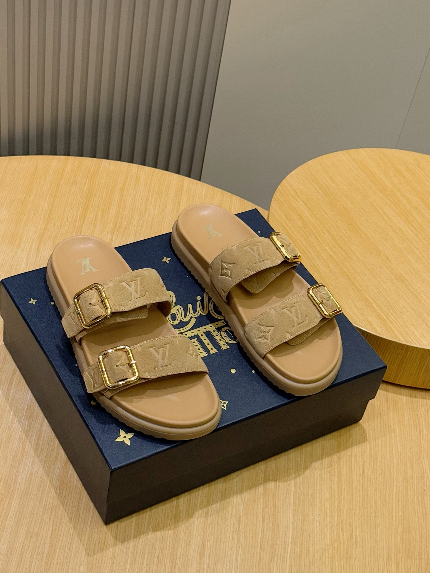 루이비통(LV) 오아시스(OASIS) 모노그램 스웨이드 샌들 슬리퍼 신발