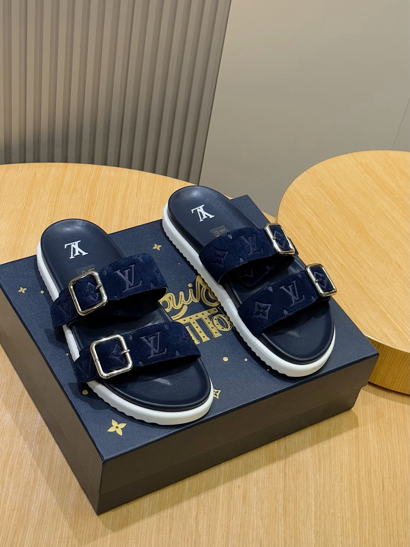 루이비통(LV) 오아시스(OASIS) 모노그램 스웨이드 샌들 슬리퍼 신발
