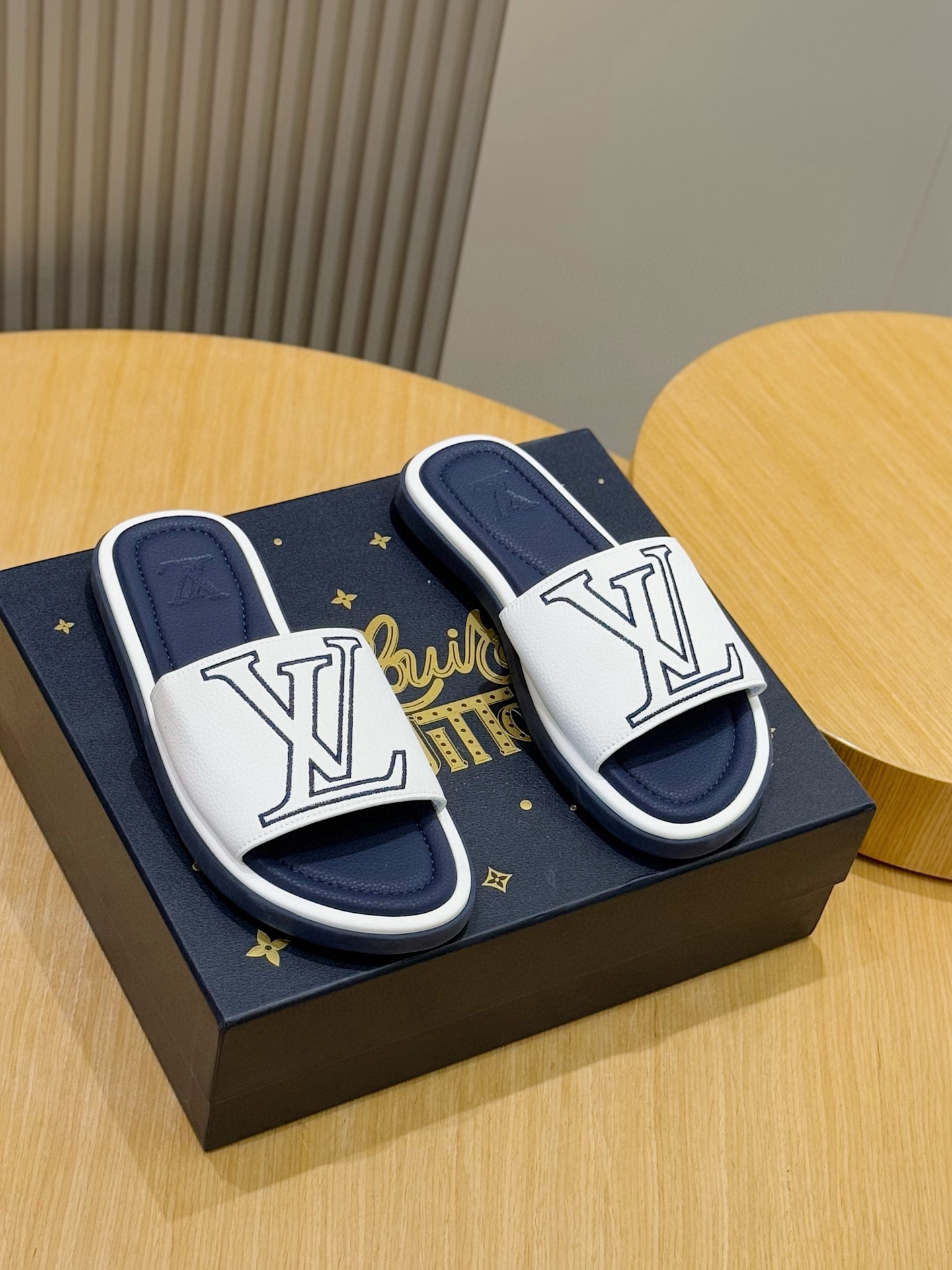 루이비통(LV) 워터프론트(Waterfront) 모노그램 워터프루프 슬리퍼 신발