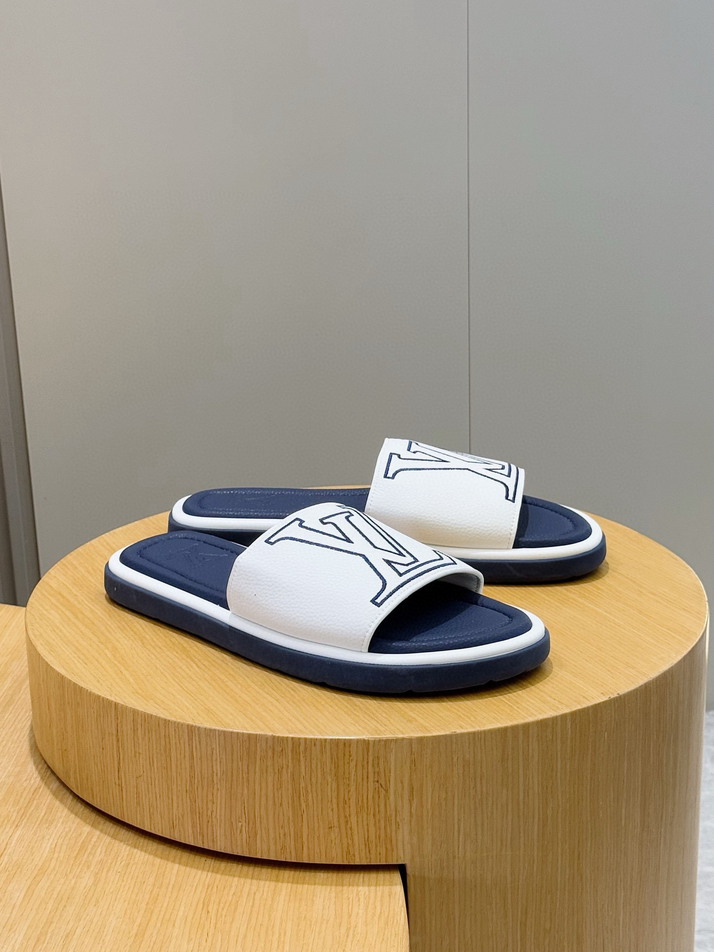 루이비통(LV) 워터프론트(Waterfront) 모노그램 워터프루프 슬리퍼 신발