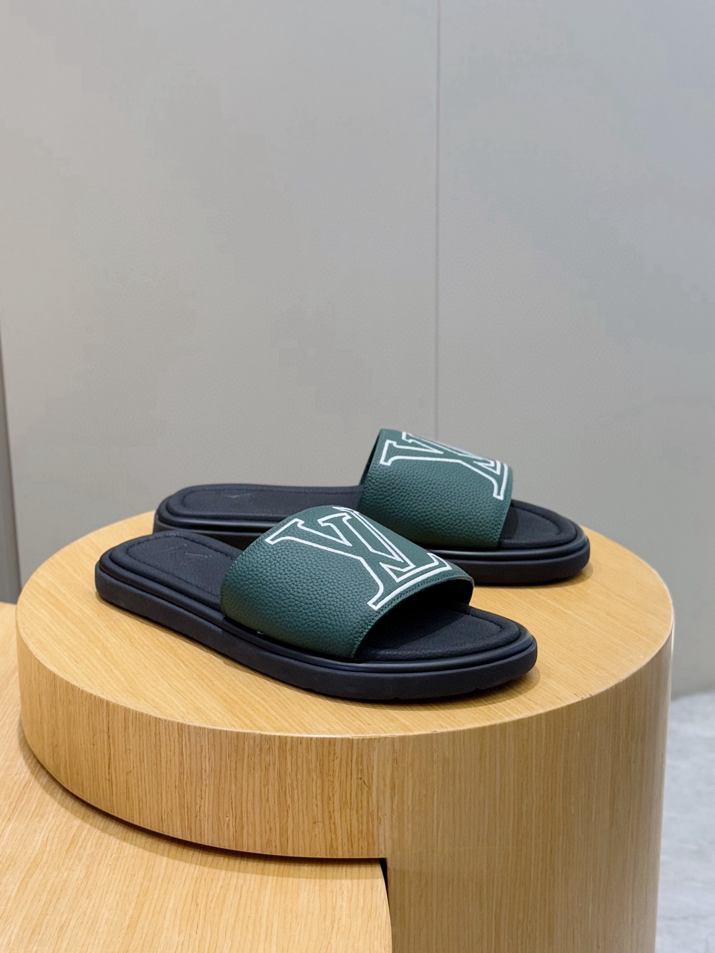 루이비통(LV) 워터프론트(Waterfront) 모노그램 워터프루프 슬리퍼 신발