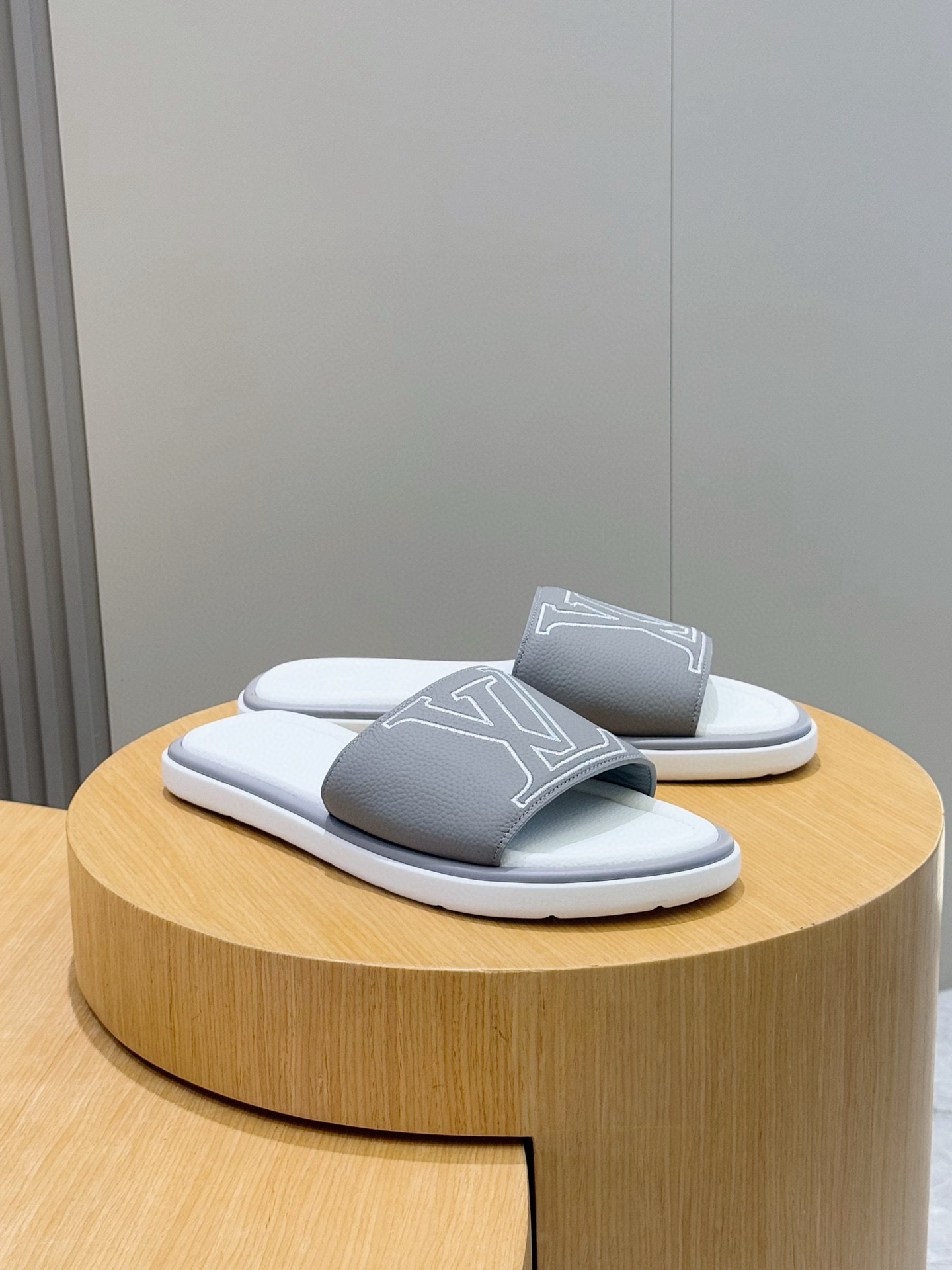 루이비통(LV) 워터프론트(Waterfront) 모노그램 워터프루프 슬리퍼 신발