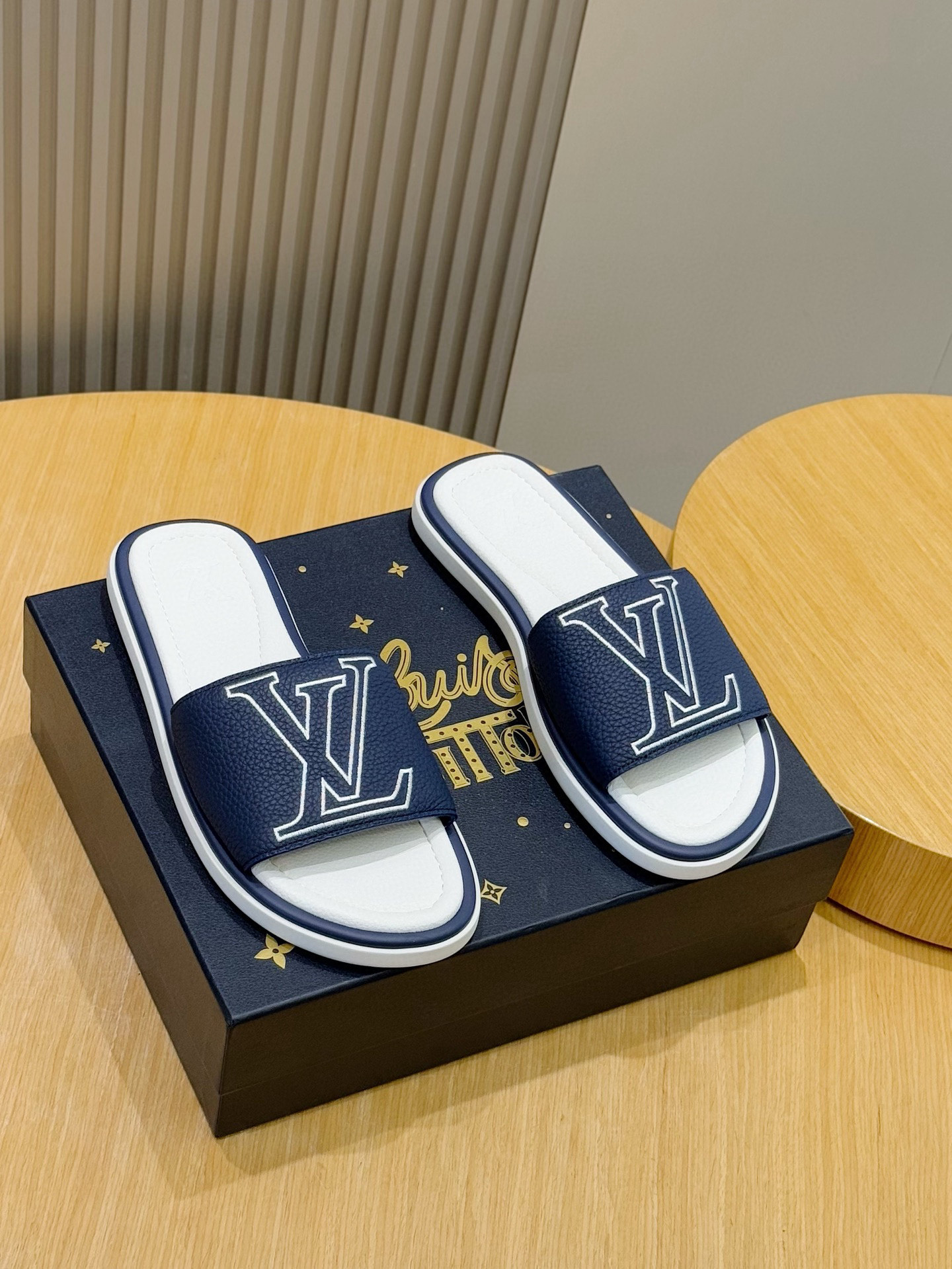 루이비통(LV) 워터프론트(Waterfront) 모노그램 워터프루프 슬리퍼 신발