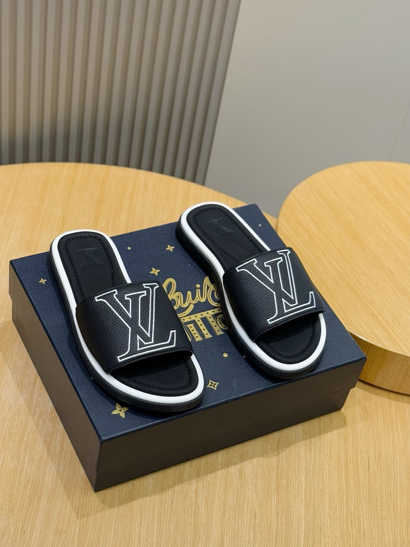 루이비통(LV) 워터프론트(Waterfront) 모노그램 워터프루프 슬리퍼 신발