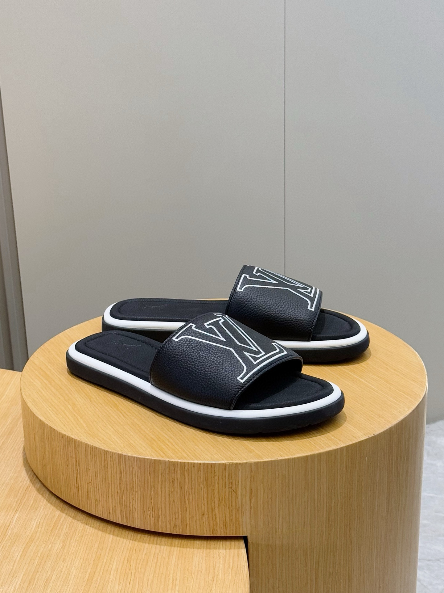 루이비통(LV) 워터프론트(Waterfront) 모노그램 워터프루프 슬리퍼 신발