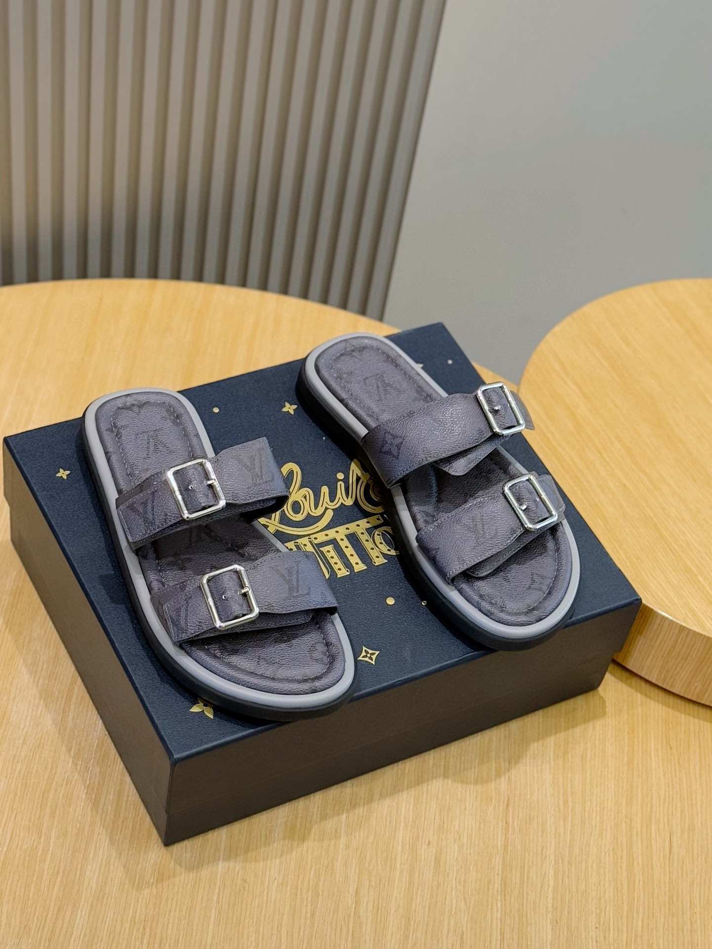 루이비통(LV) 워터프론트(Waterfront) 모노그램 워터프루프 슬리퍼 신발