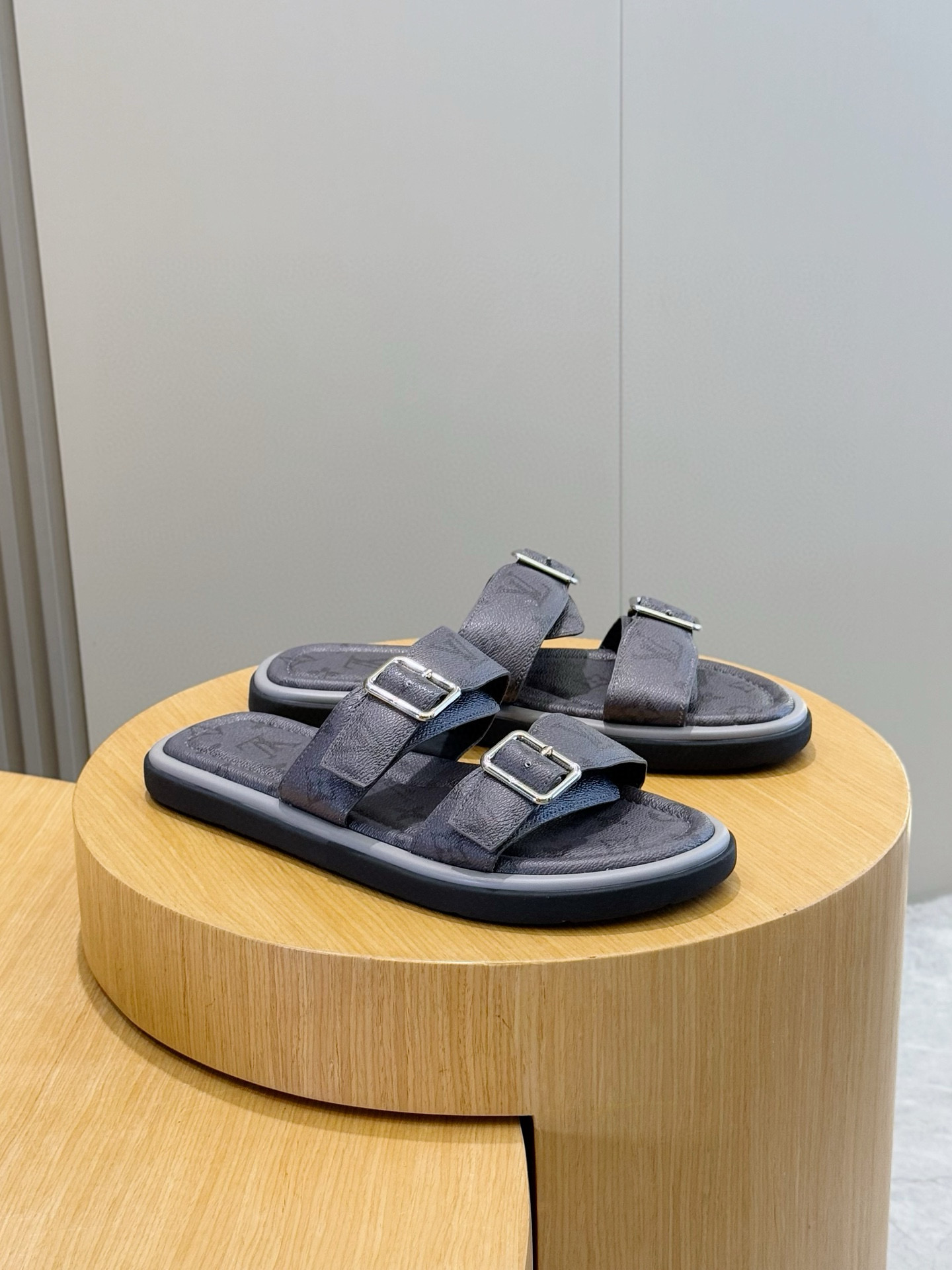 루이비통(LV) 워터프론트(Waterfront) 모노그램 워터프루프 슬리퍼 신발