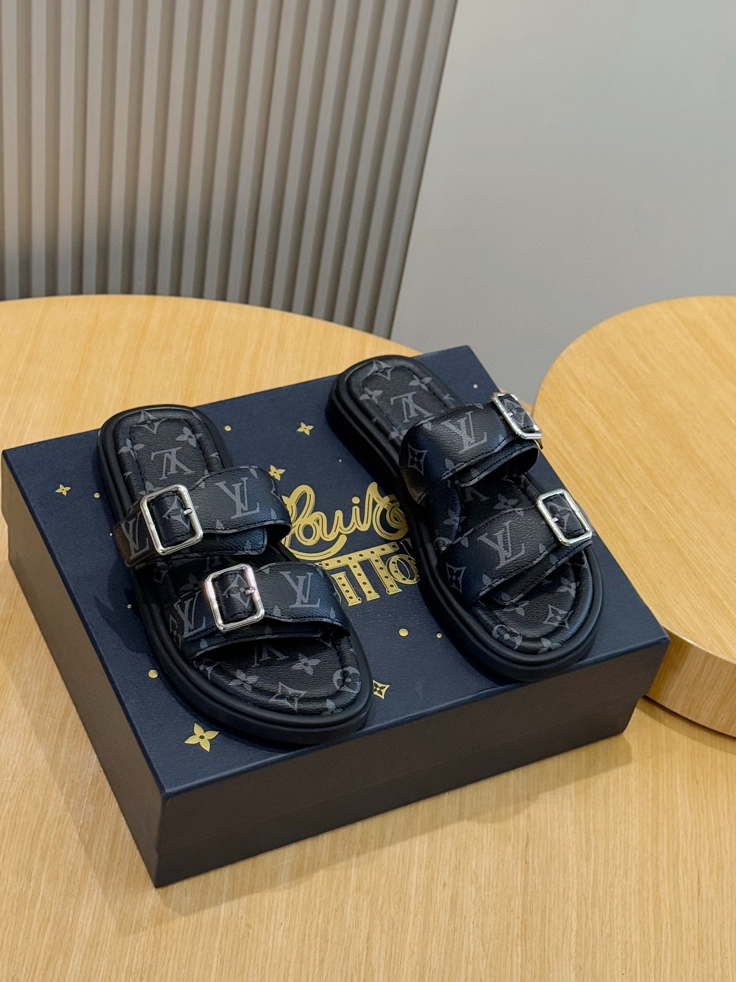 루이비통(LV) 워터프론트(Waterfront) 모노그램 워터프루프 슬리퍼 신발