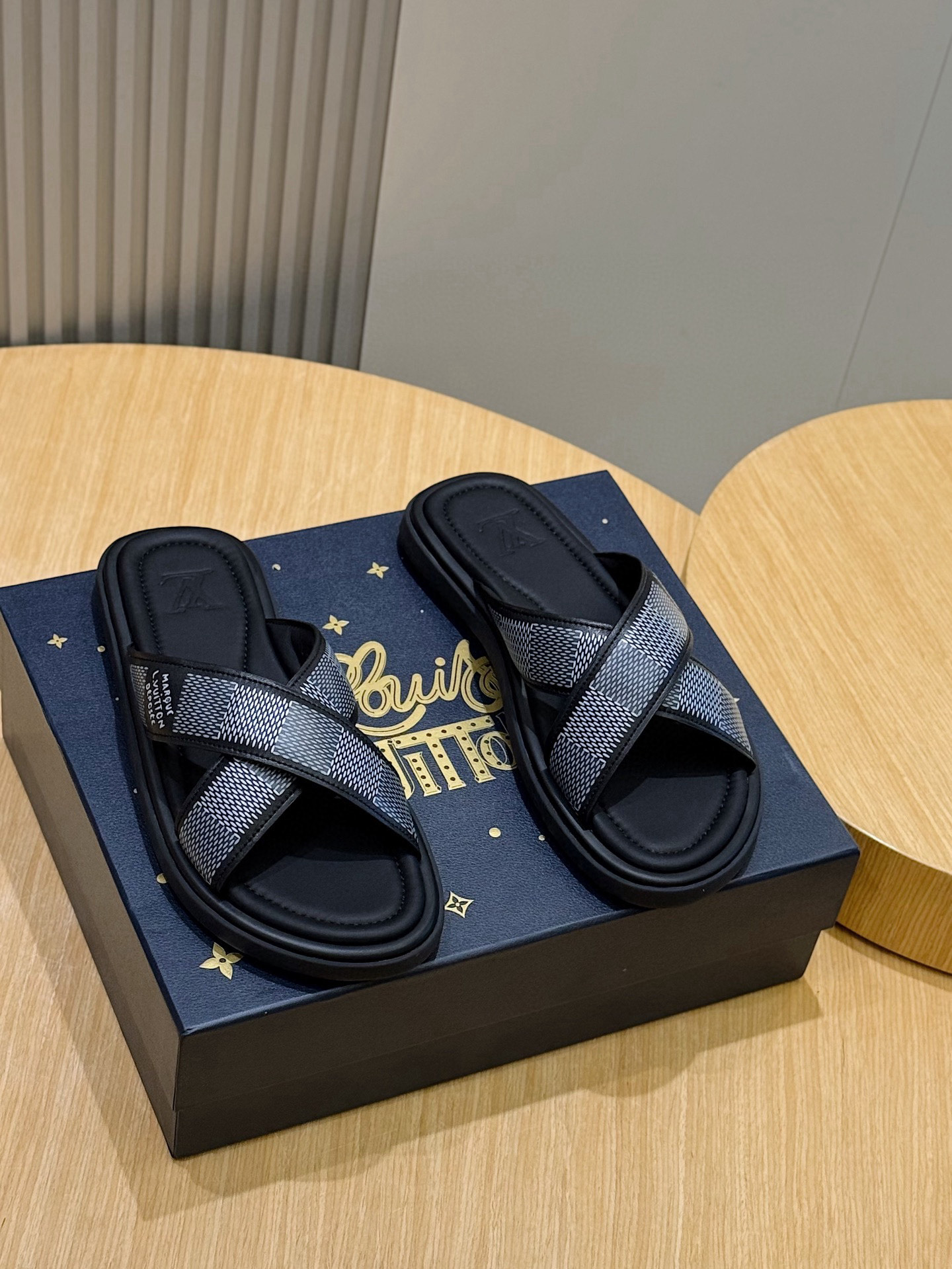 루이비통(LV) 워터프론트(Waterfront) 모노그램 워터프루프 슬리퍼 신발