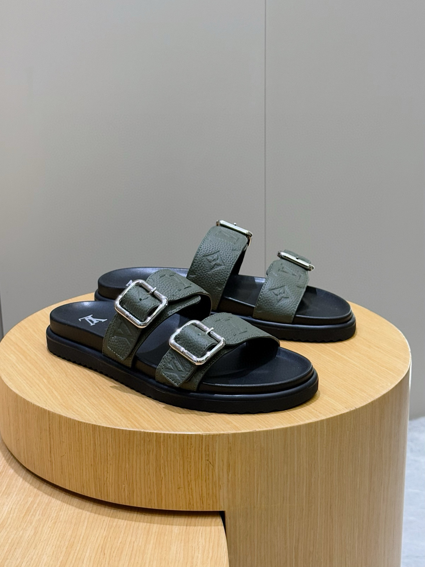 루이비통(LV) 오아시스(OASIS) 모노그램 스웨이드 뮬 슬리퍼 샌들 신발