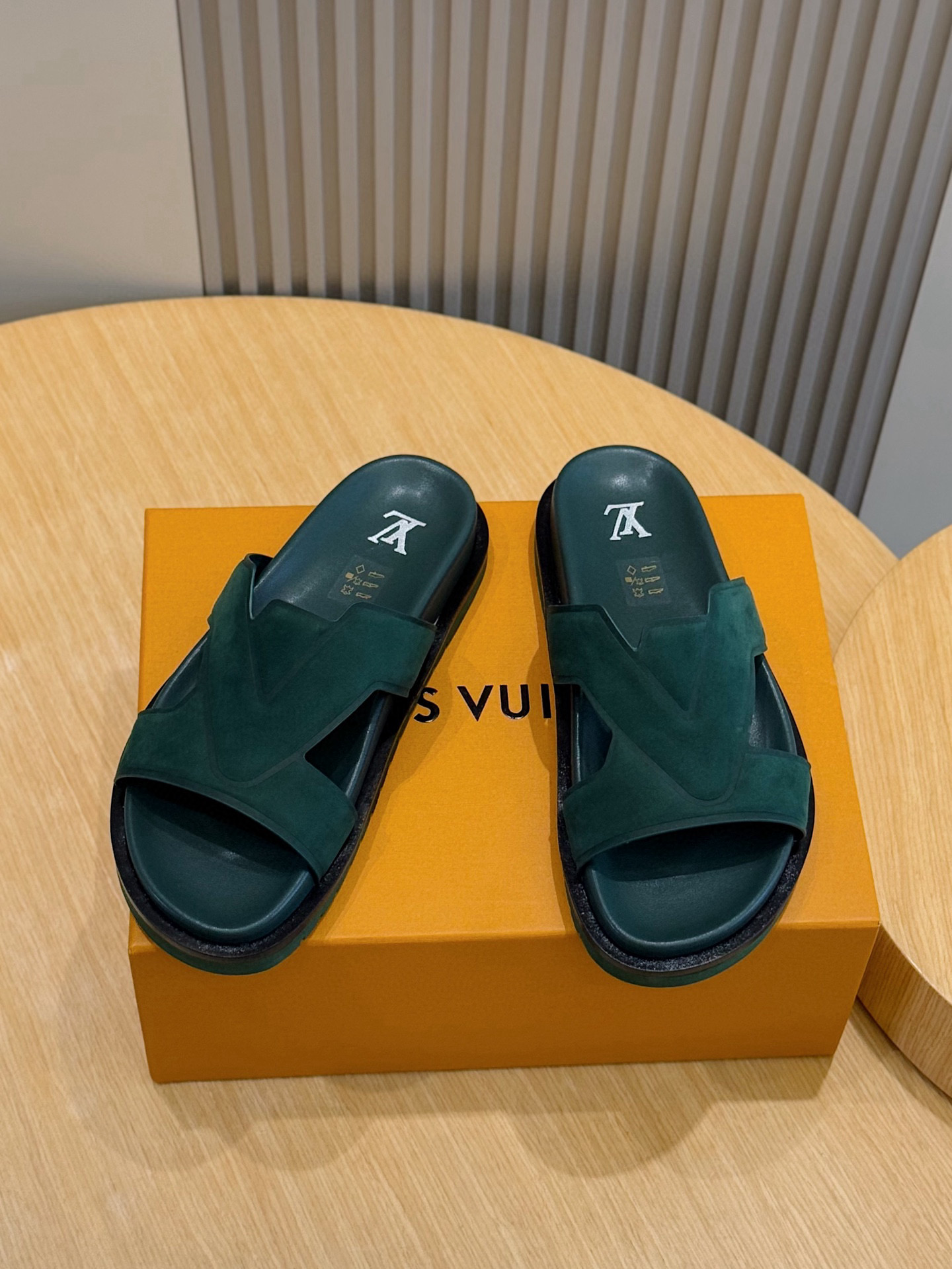 루이비통(LV) 오아시스(OASIS) 모노그램 스웨이드 뮬 슬리퍼 샌들 신발