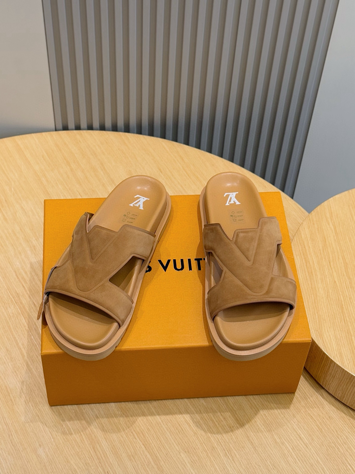 루이비통(LV) 오아시스(OASIS) 모노그램 스웨이드 뮬 슬리퍼 샌들 신발