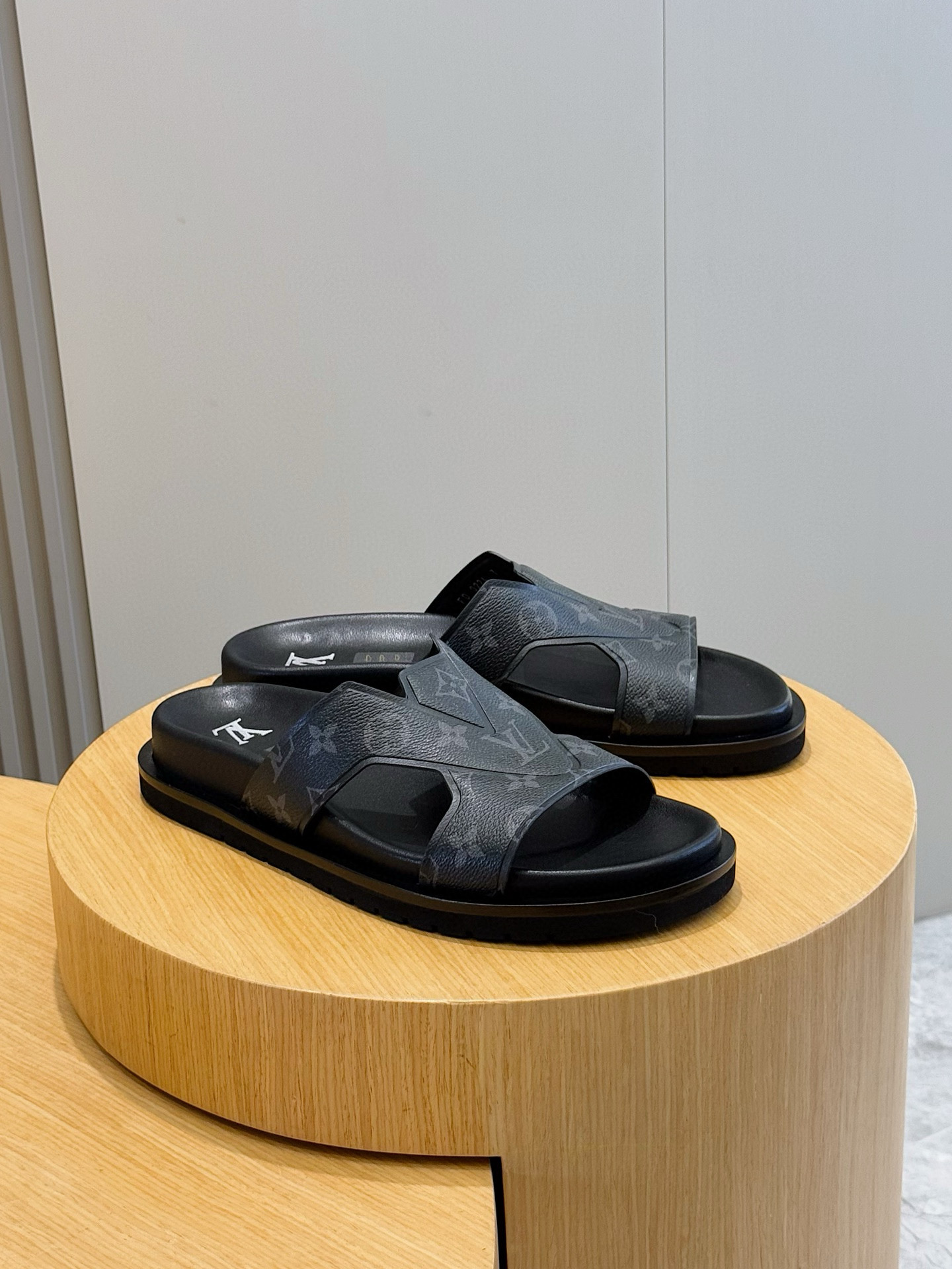 루이비통(LV) 오아시스(OASIS) 모노그램 스웨이드 뮬 슬리퍼 샌들 신발