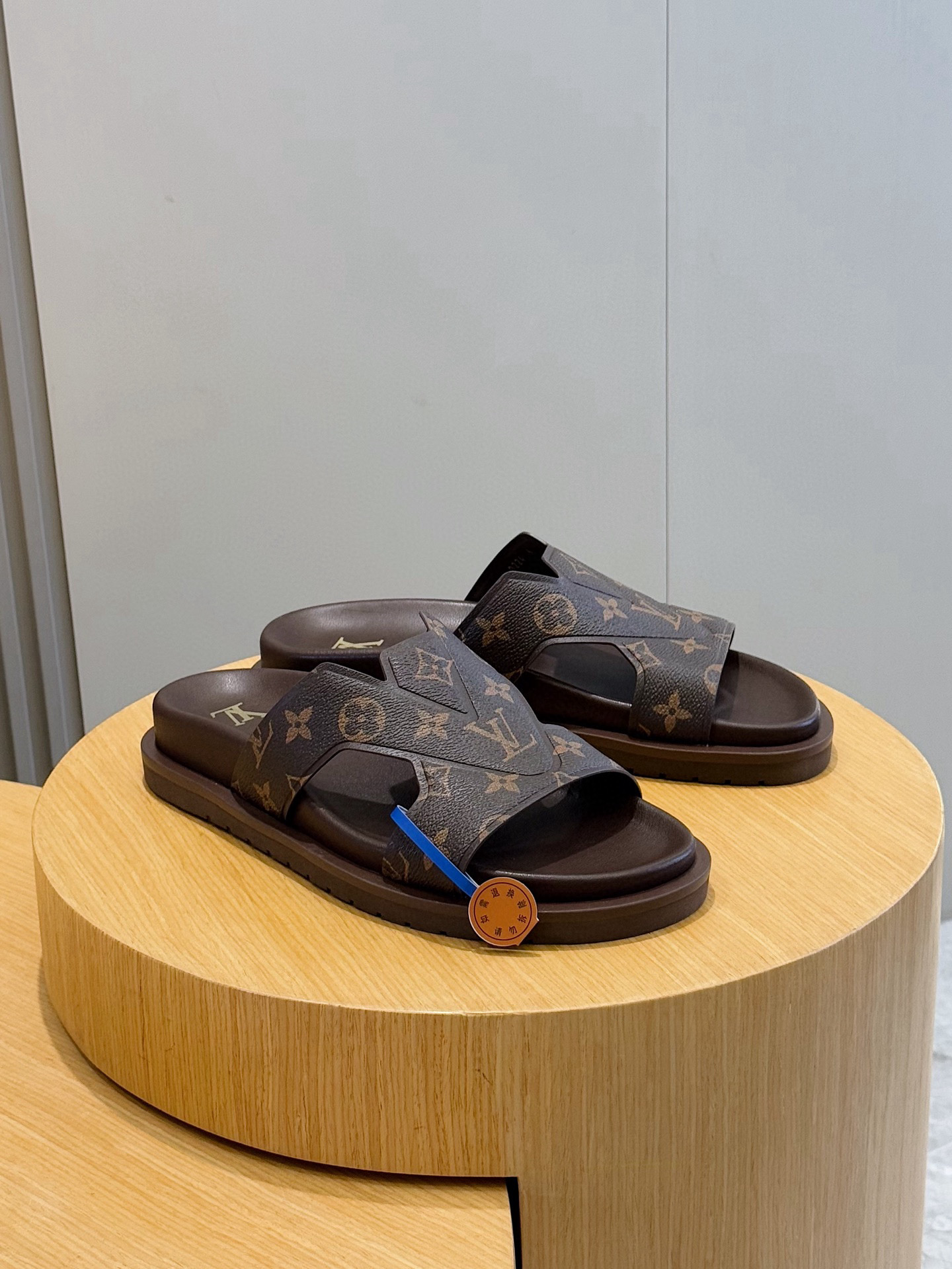 루이비통(LV) 오아시스(OASIS) 모노그램 스웨이드 뮬 슬리퍼 샌들 신발