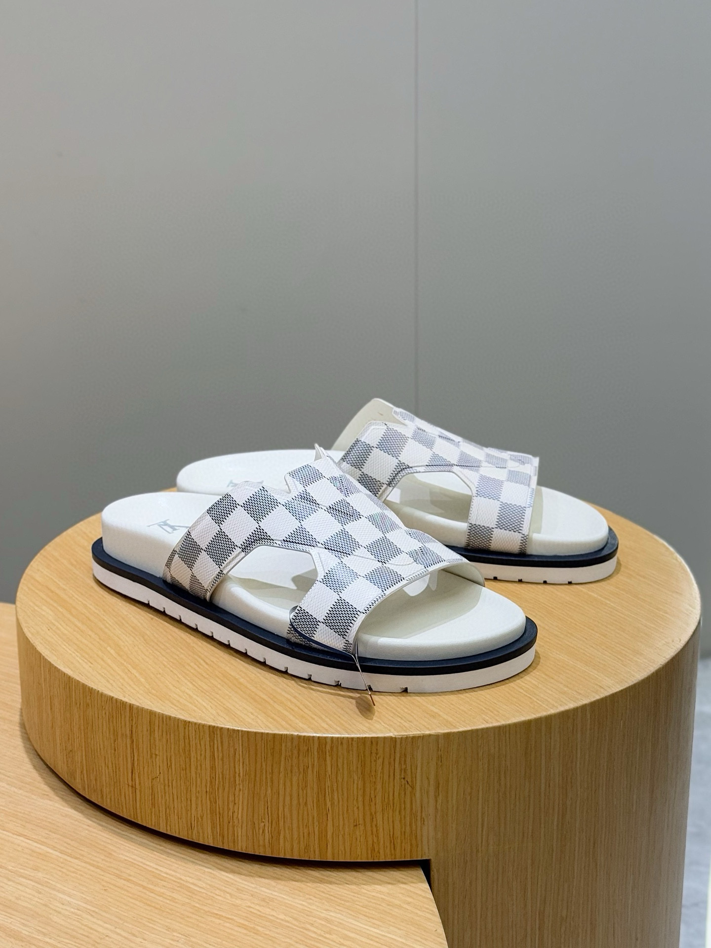 루이비통(LV) 오아시스(OASIS) 모노그램 스웨이드 뮬 슬리퍼 샌들 신발