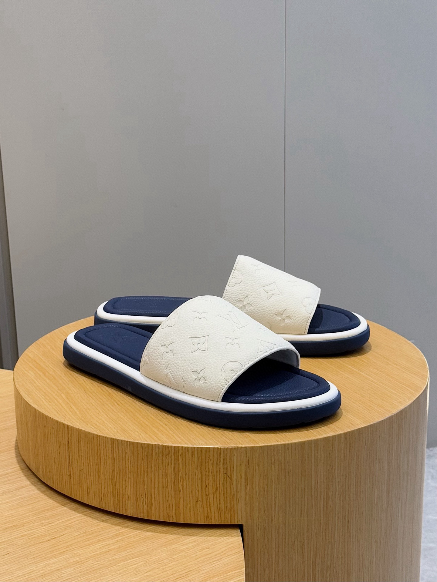 루이비통(LV) 워터프론트(Waterfront) 모노그램 워터프루프 슬리퍼 신발