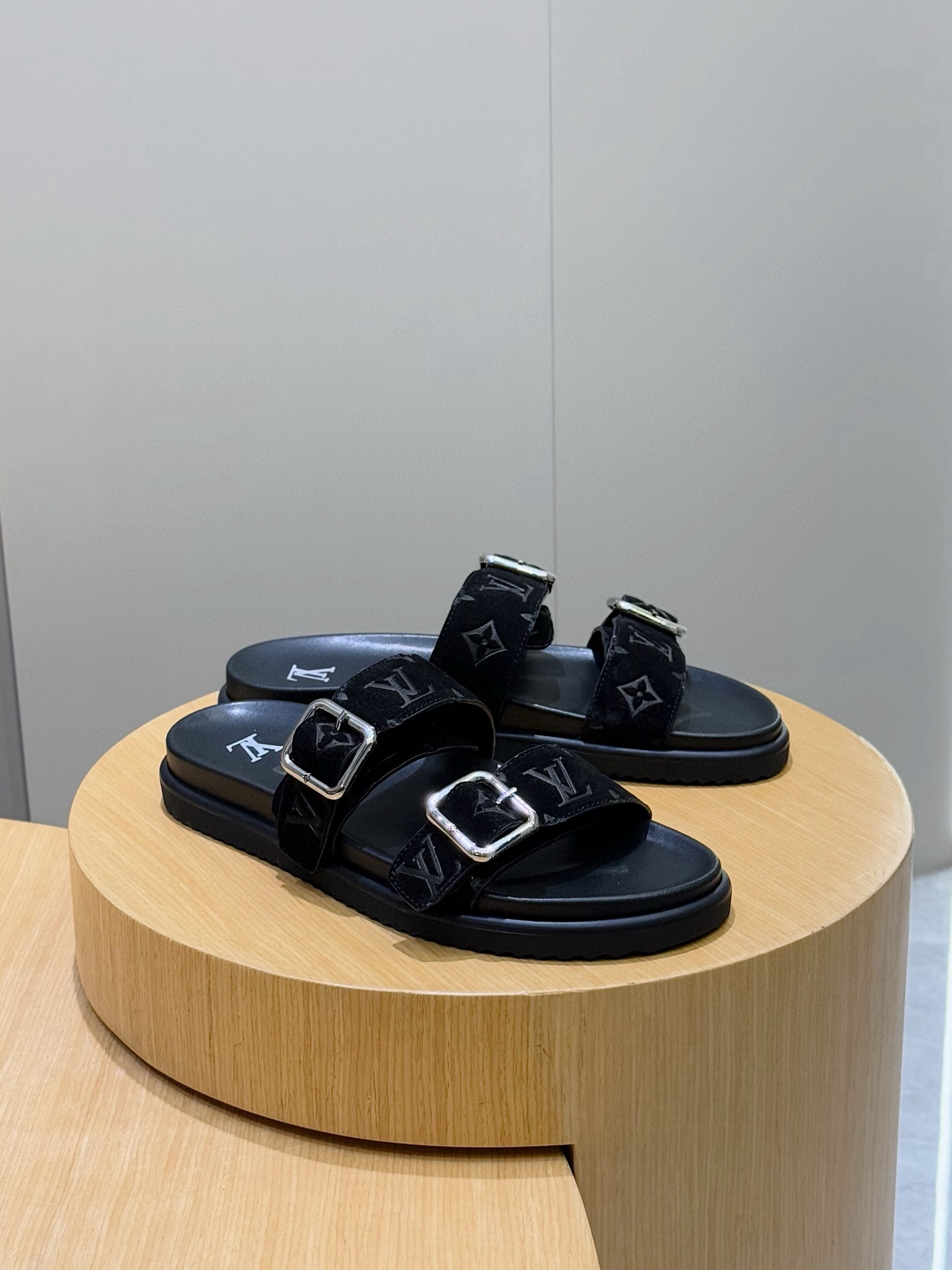 루이비통(LV) 오아시스(OASIS) 모노그램 스웨이드 뮬 슬리퍼 샌들 신발