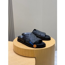 루이비통(LV) 오아시스(OASIS) 모노그램 스웨이드 뮬 슬리퍼 샌들 신발