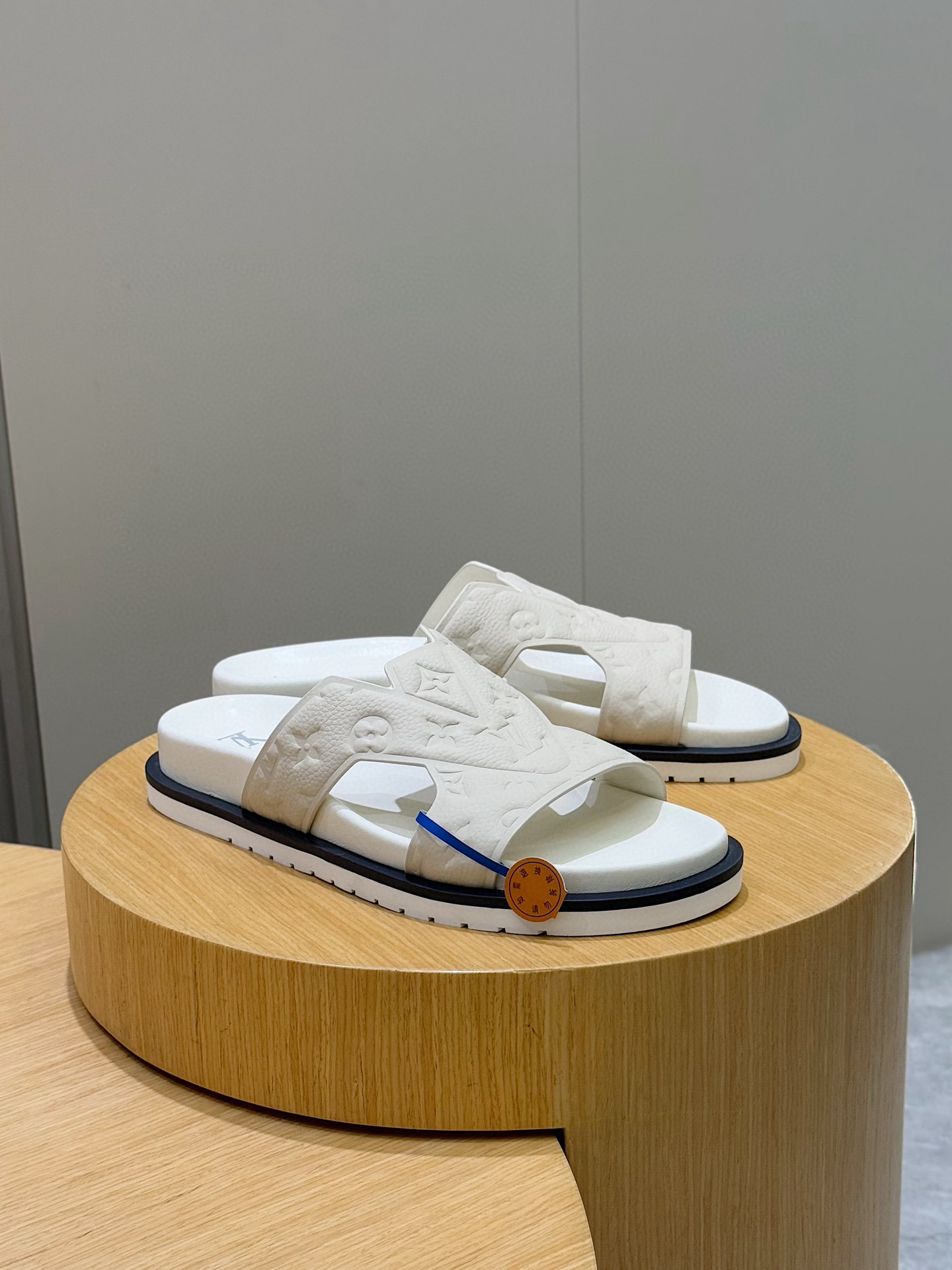 루이비통(LV) 오아시스(OASIS) 모노그램 스웨이드 뮬 슬리퍼 샌들 신발